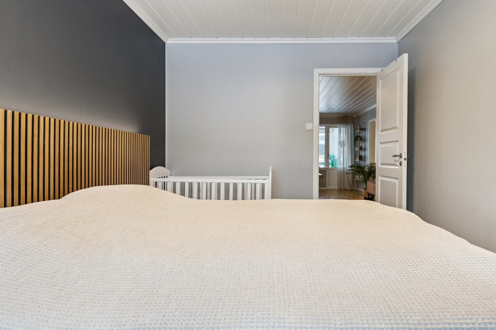 En stilig spilevegg på hovedsoverommet fungerer som en elegant sengegavl. Galleribilde