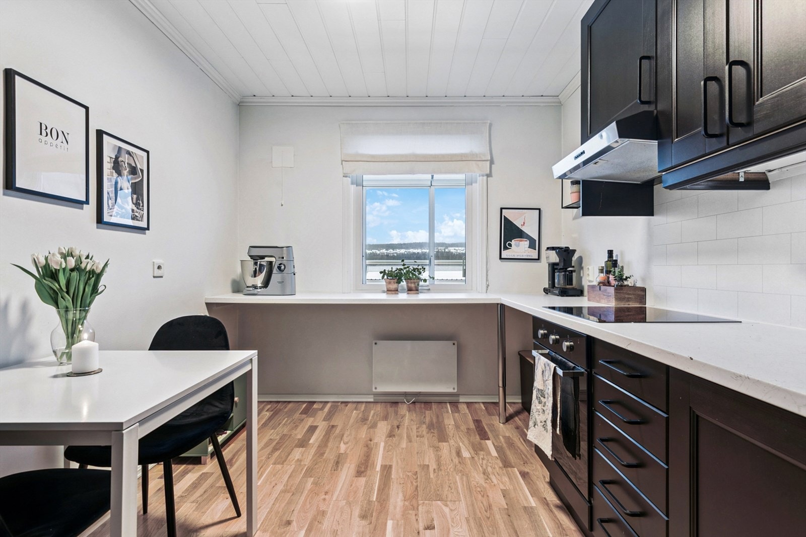 Kjøkkenet har plass til spisebord. Galleribilde