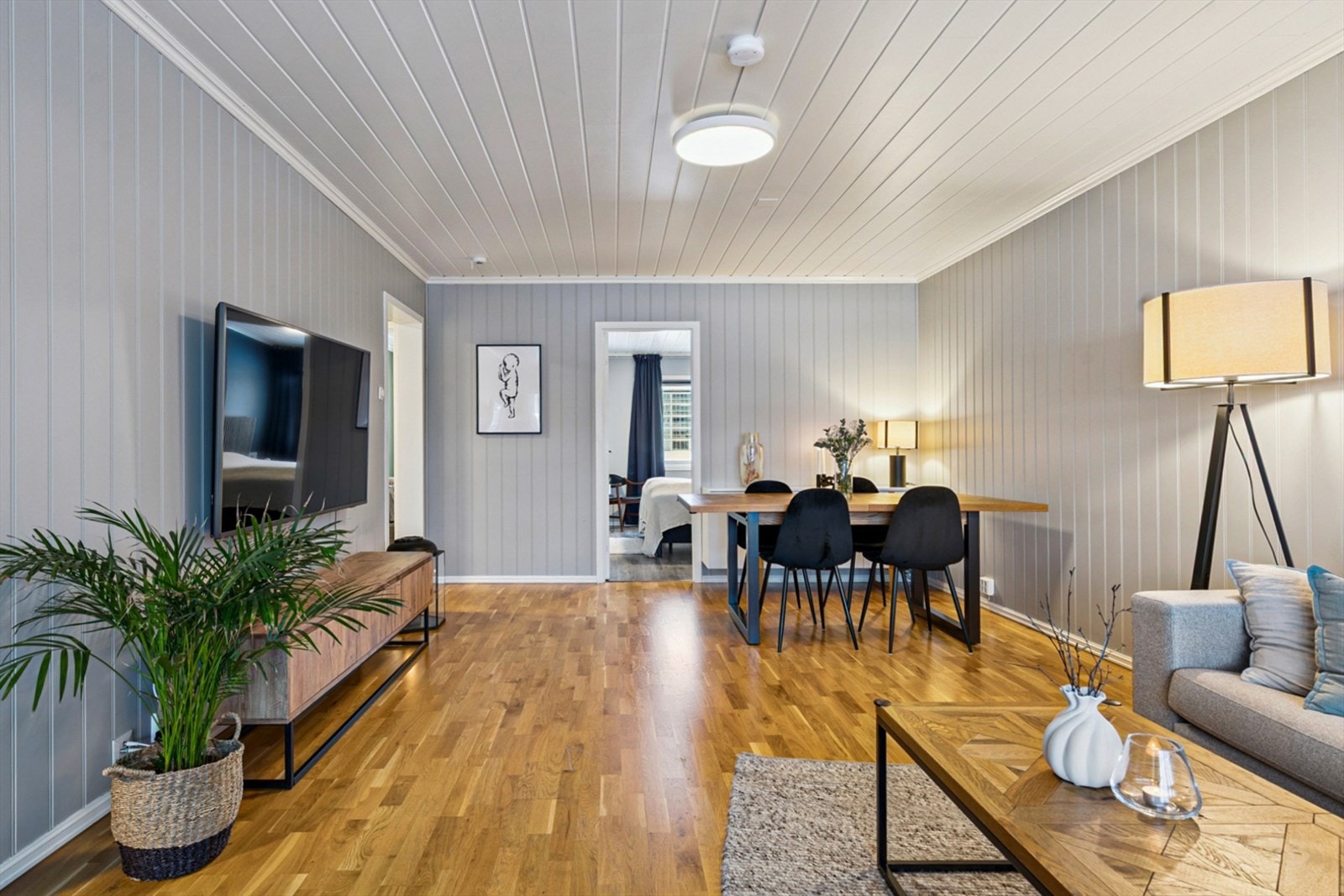 Romslig stue med god plass til sofagruppe og spisestue. Galleribilde