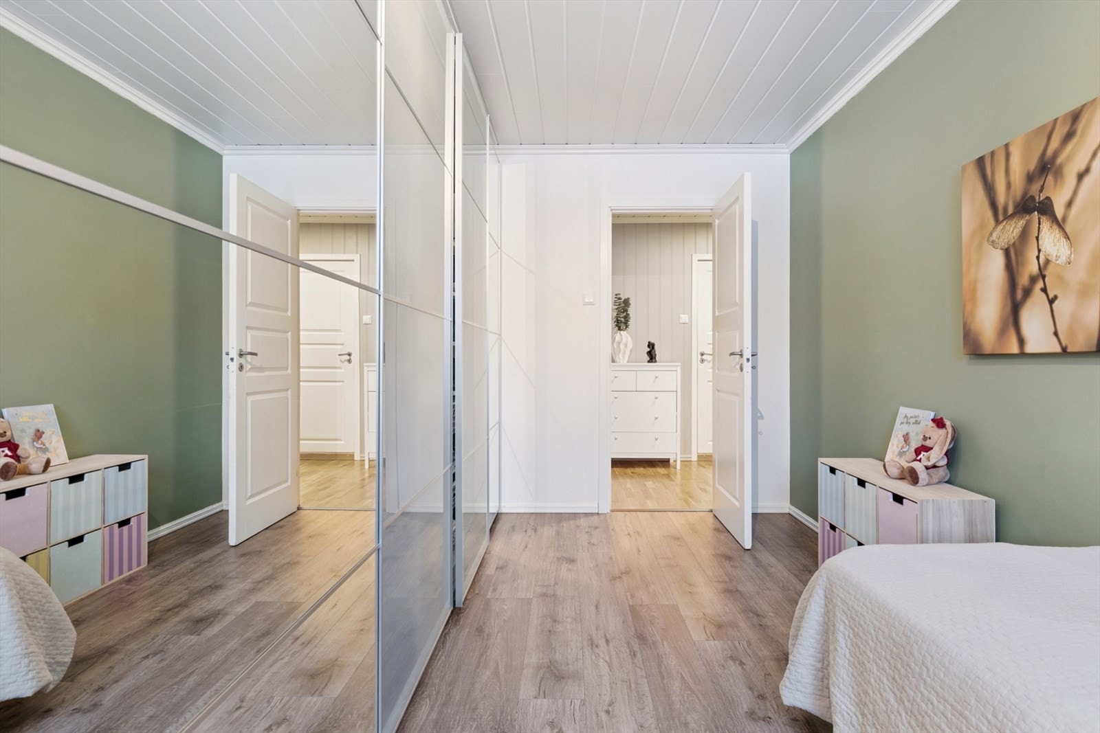 Garderoben gir rikelig med oppbevaringsplass for klær og utstyr. Galleribilde