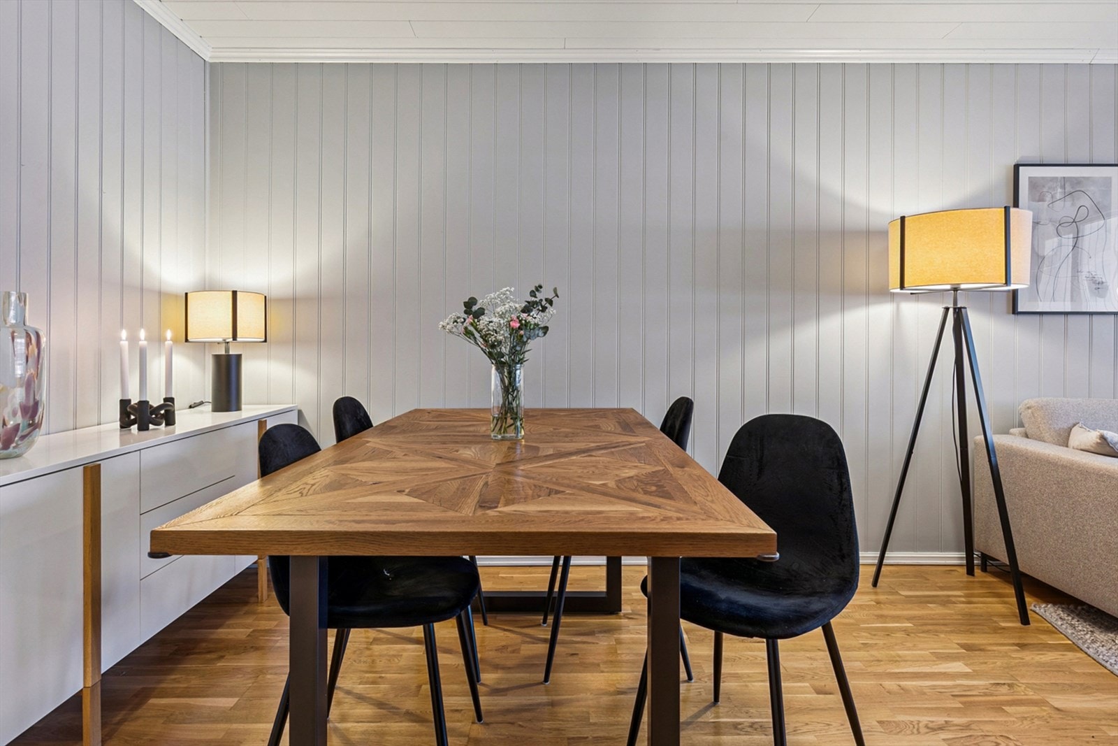 Spisestue med god plass sosiale sammenkomster. Galleribilde