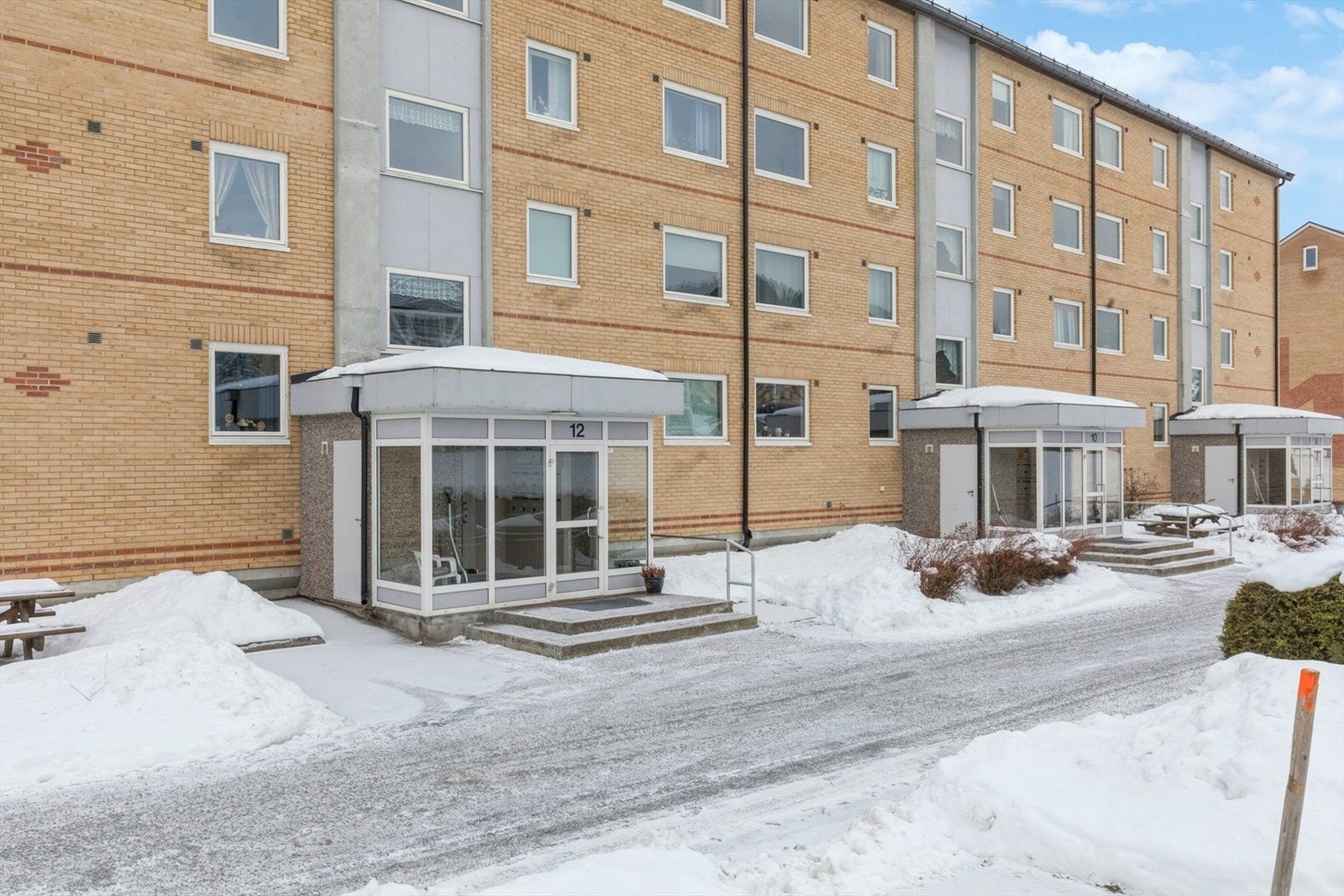 Pen og innholdsrik leilighet med en stor innglasset veranda og egen garasje. Galleribilde