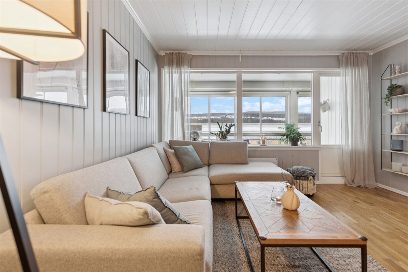 De faste stuevinduene med 2-lags isolerglass slipper inn rikelig med dagslys. Galleribilde