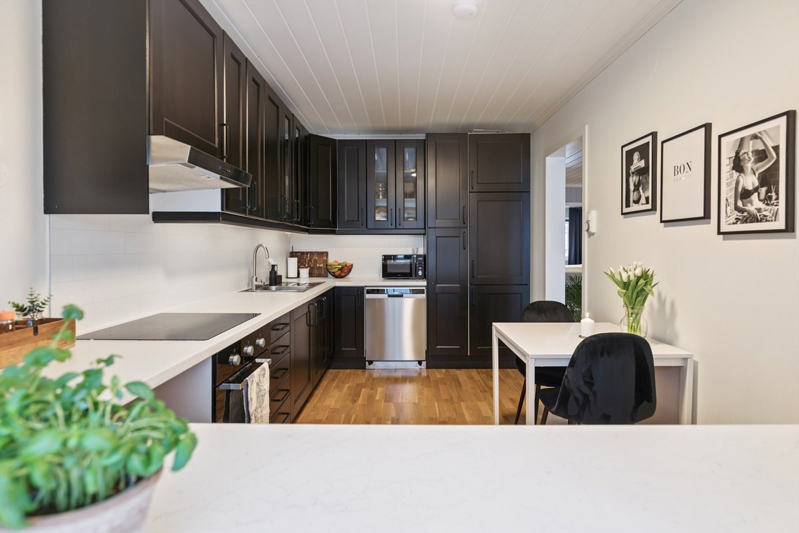 Kjøkkenet er praktisk utformet med rikelig benke- og skapplass. Galleribilde