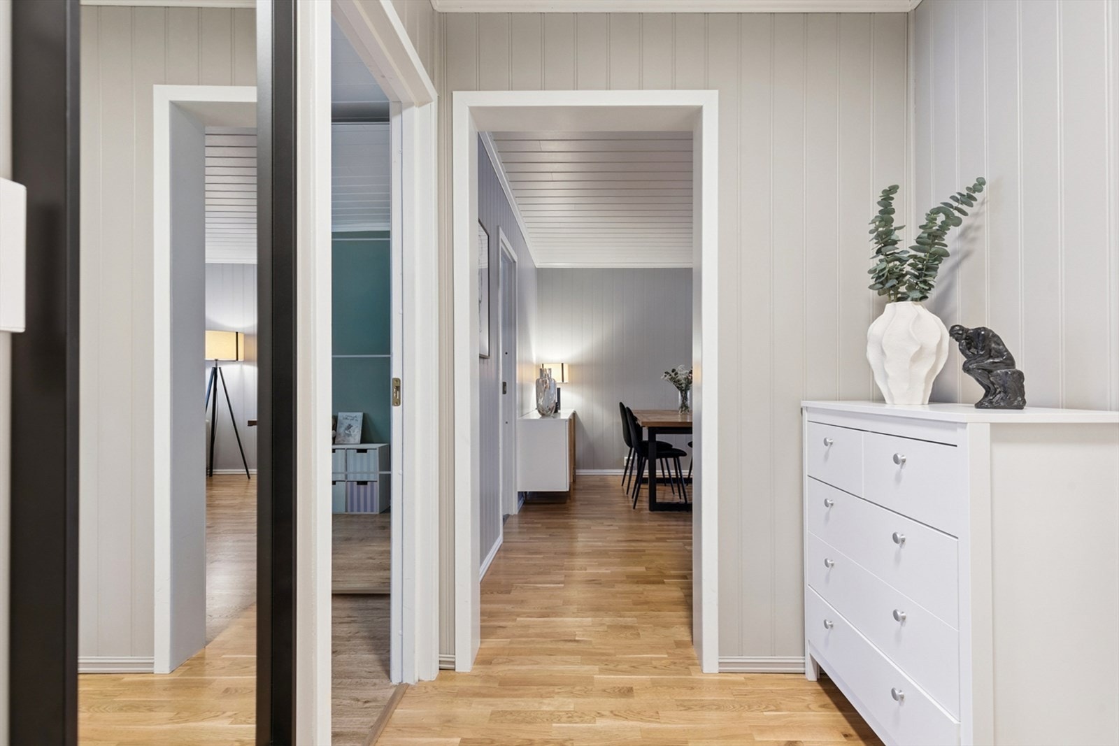 Fra gangen er det adkomst til ett soverom og bad. Galleribilde