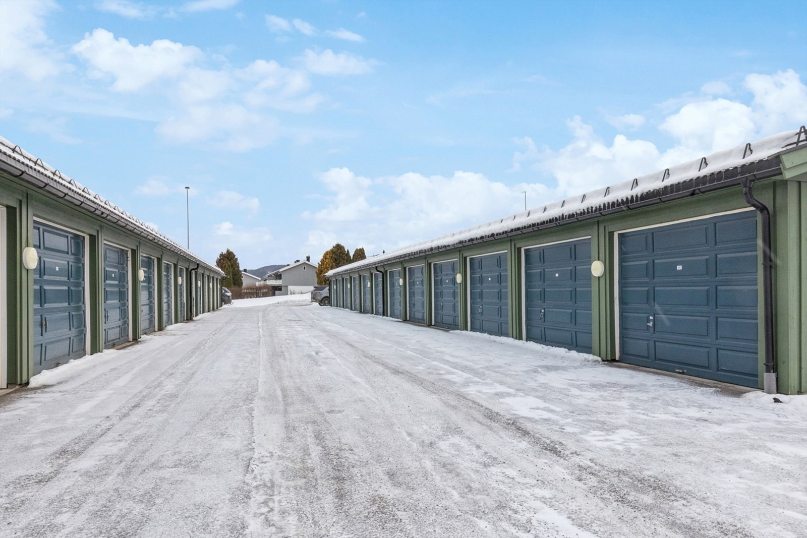 Til leiligheten hører en egen garasjeplass i felles anlegg med elektrisk portåpner. Galleribilde