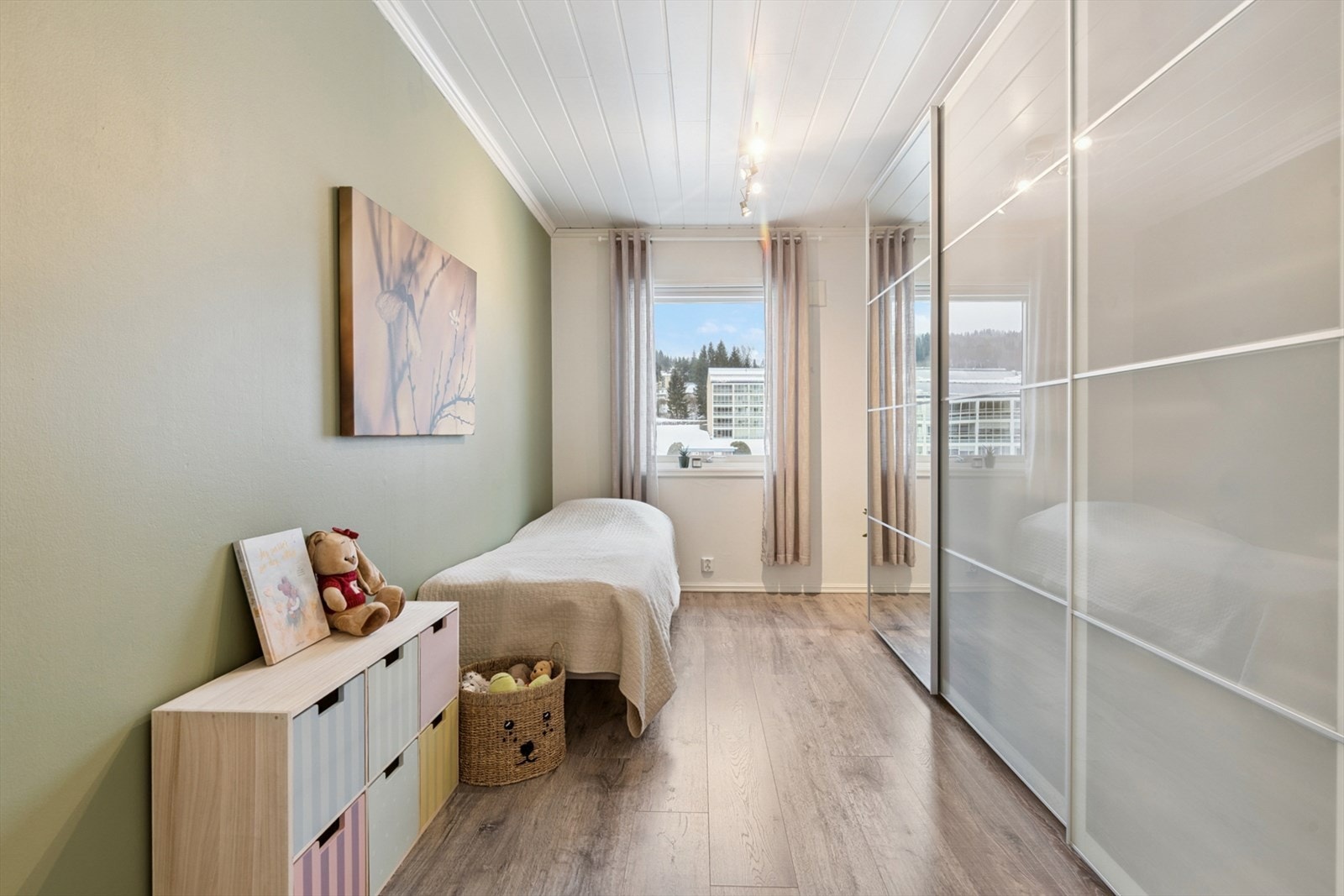 Det andre soverommet har en stor skyvedørsgarderobe. Galleribilde