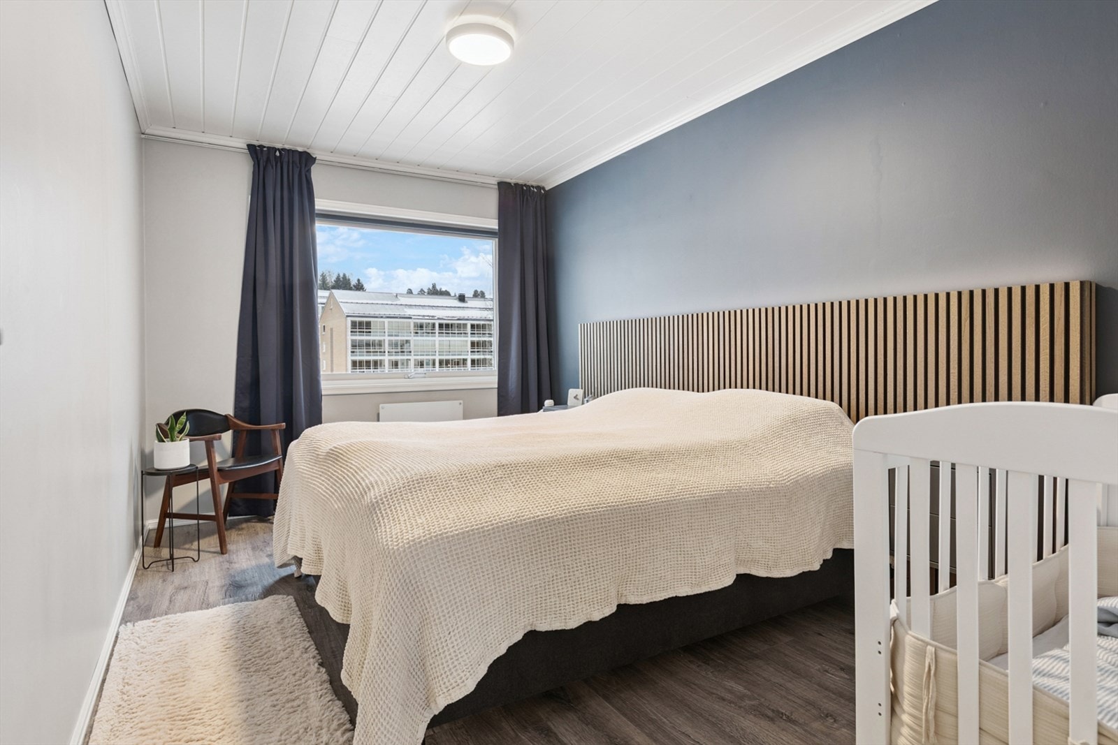 Hovedsoverommet har god plass til dobbeltseng og tilhørende møblement. Galleribilde