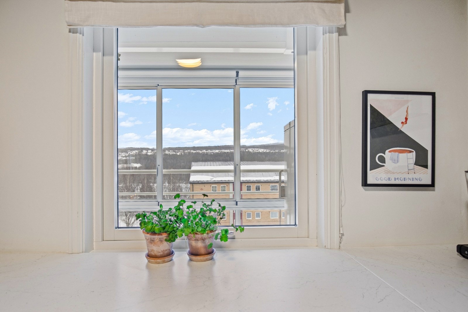 Vinduet over kjøkkenbenken med 3-lags isolerglass gir godt med arbeidslys. Galleribilde