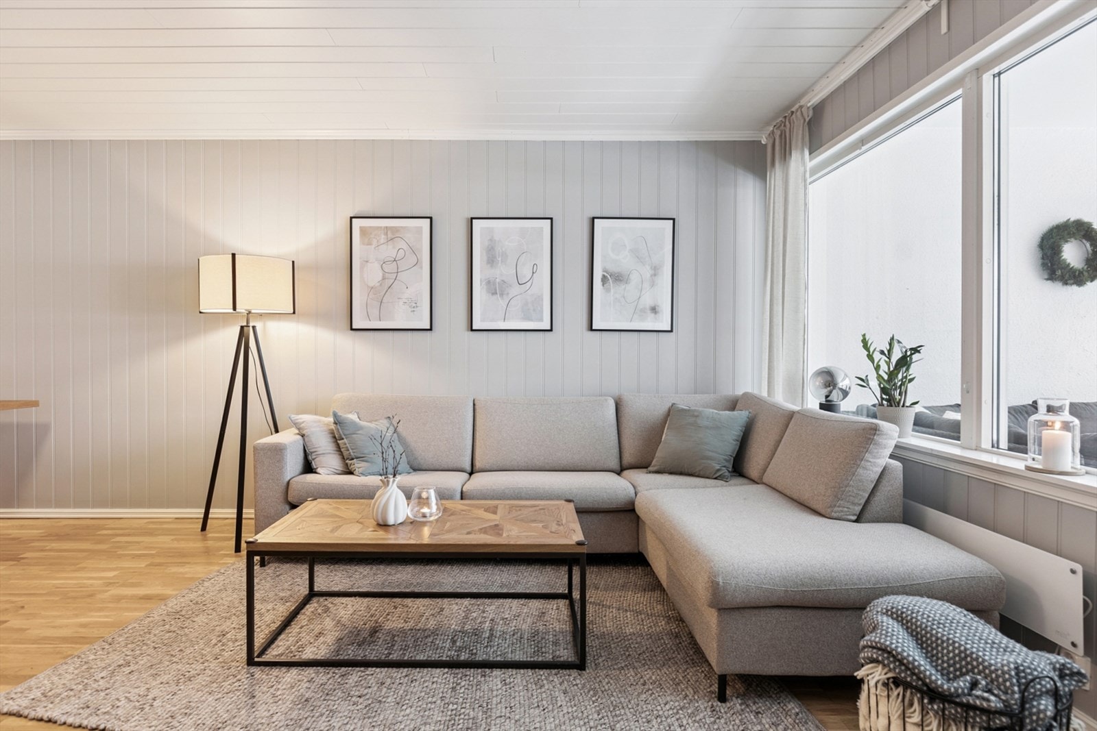 Stuen har eikeparkett på gulvet og malte veggplater som gir et stilrent uttrykk. Galleribilde