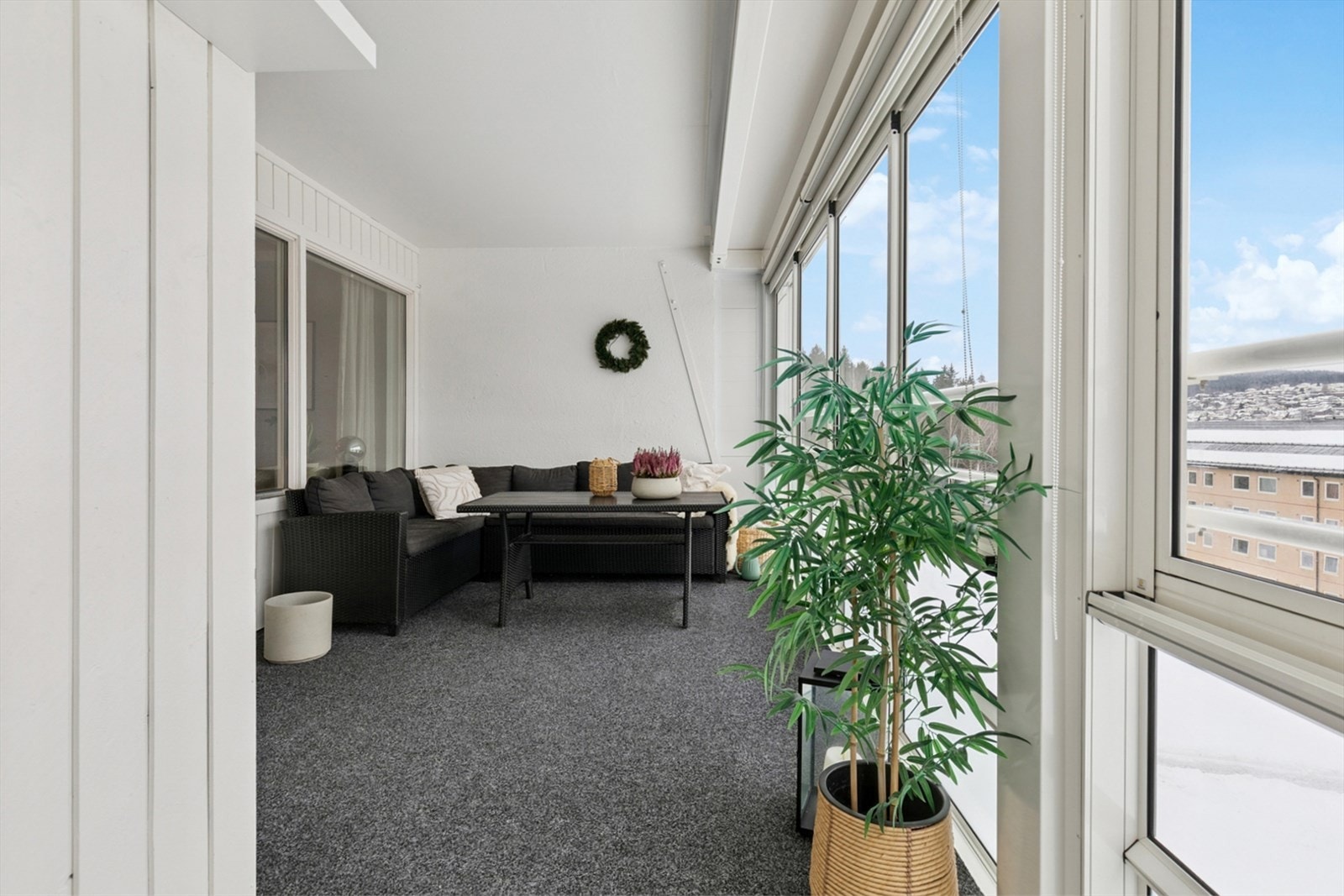 Fra stuen er det direkte utgang til den innglassede verandaen. Galleribilde