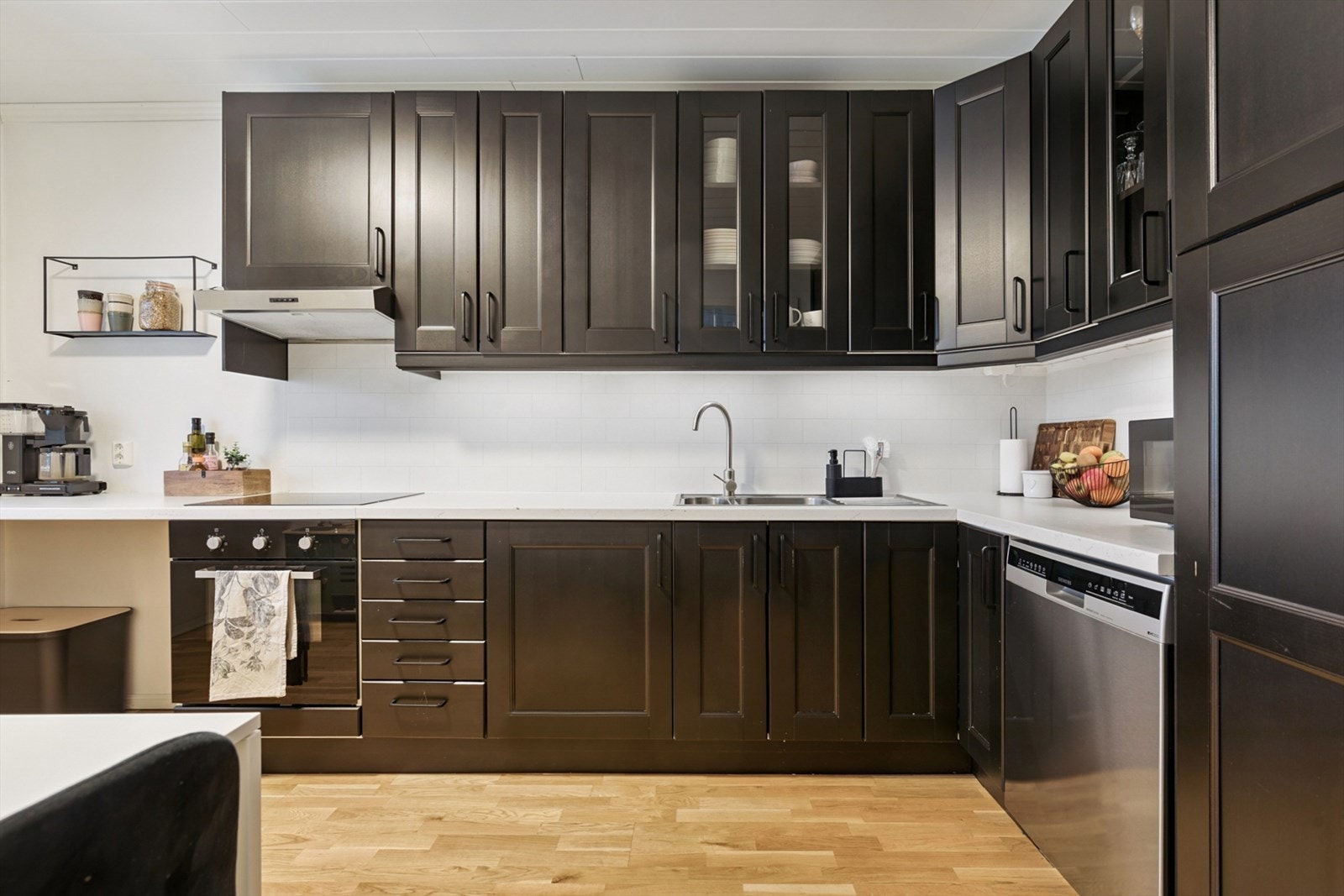 Kjøkkenet har en takhøy innredning fra 2010. Galleribilde