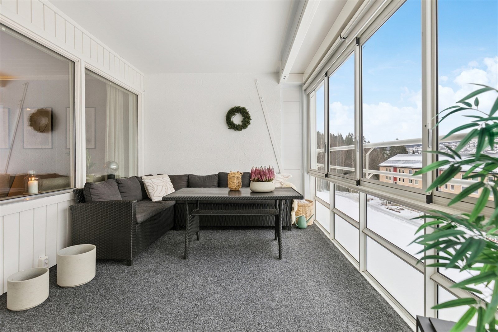 Den store, innglassede verandaen på 16 m² fungerer som et ekstra oppholdsrom. Galleribilde