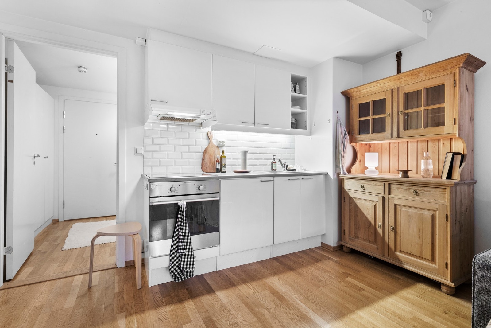 Kjøkkenet er plassert i åpen løsning mot stuen og fremstår som både moderne og funksjonelt. Galleribilde