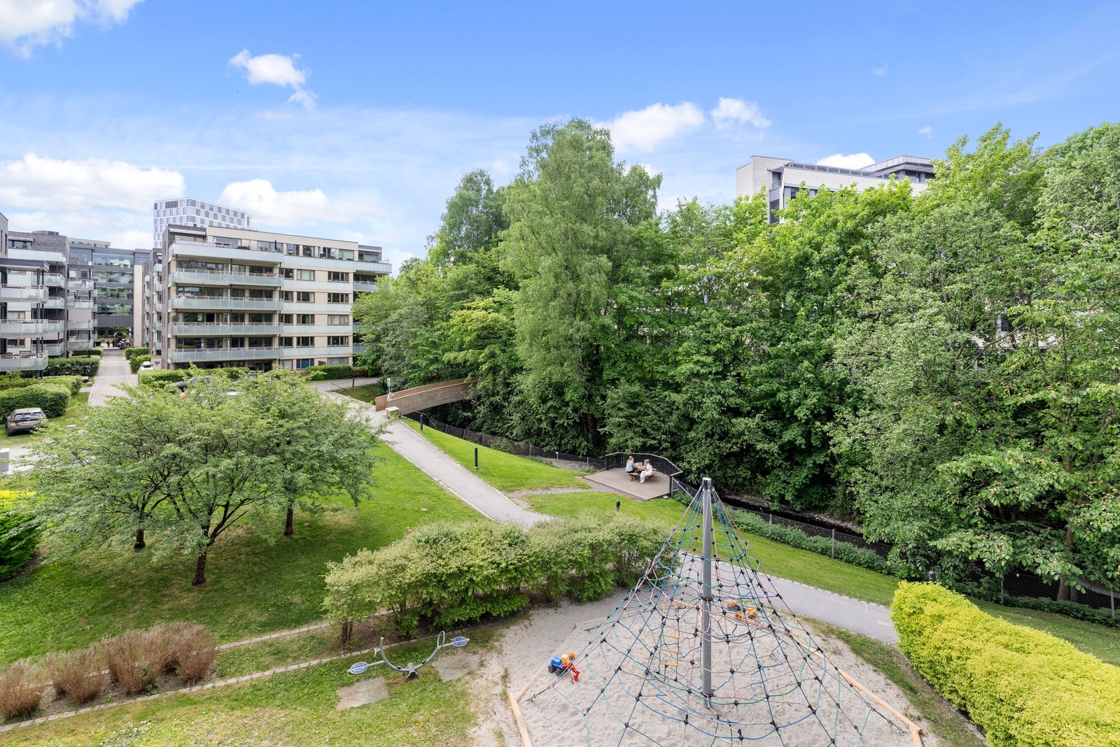 Flott utsyn fra leiligheten mot de flotte fellesarealene som er knyttet til Sameiet. Galleribilde