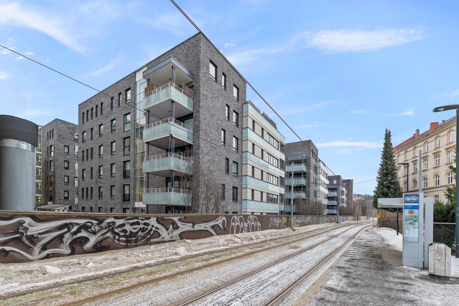 Det er også kort vei til buss/trikk/tog og flytog på Thune og Skøyen stasjon. Galleribilde