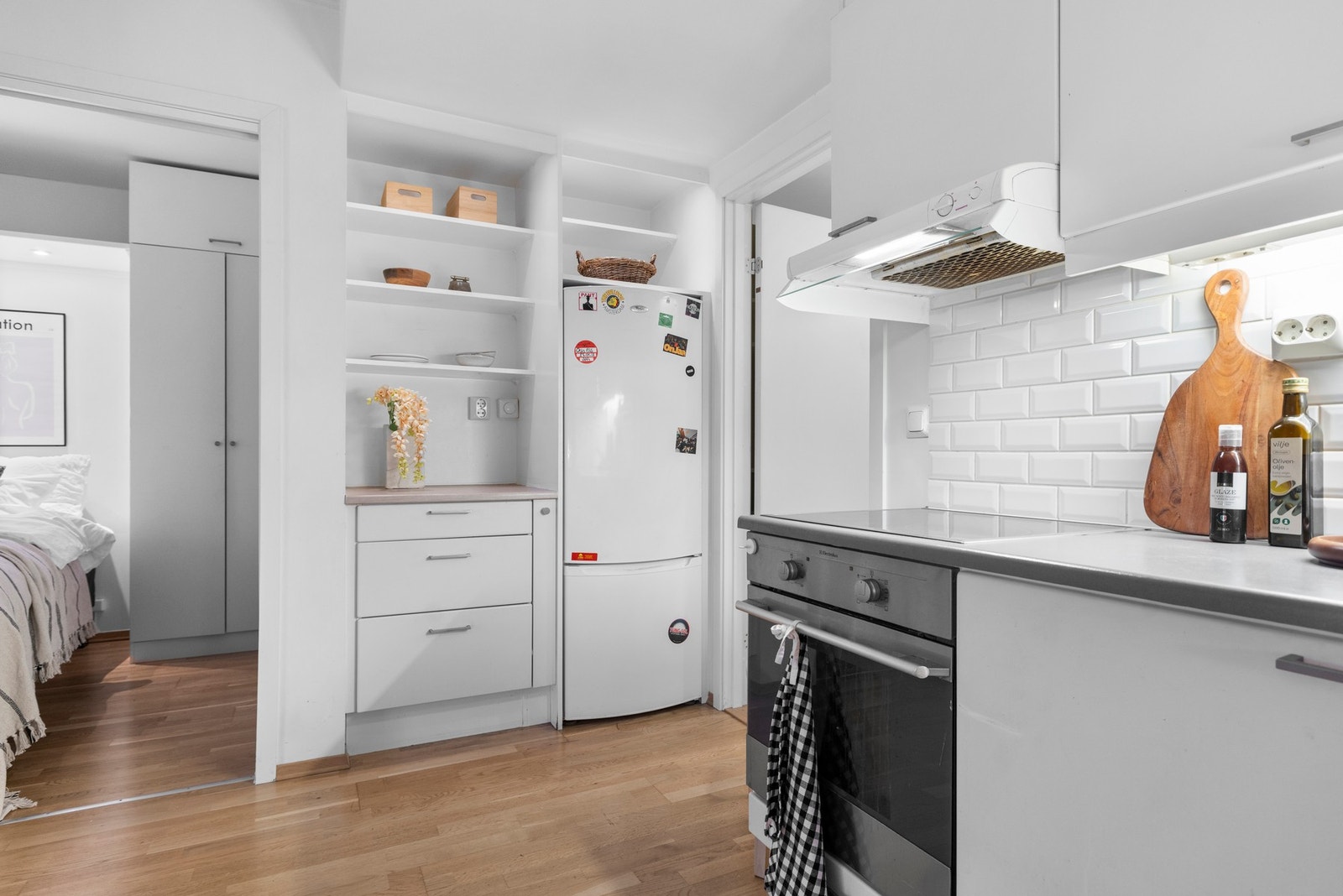 Integrerte hvitevarer bestående av induksjonstopp og stekeovn, mens kjøl/fryseskap er frittstående. Galleribilde