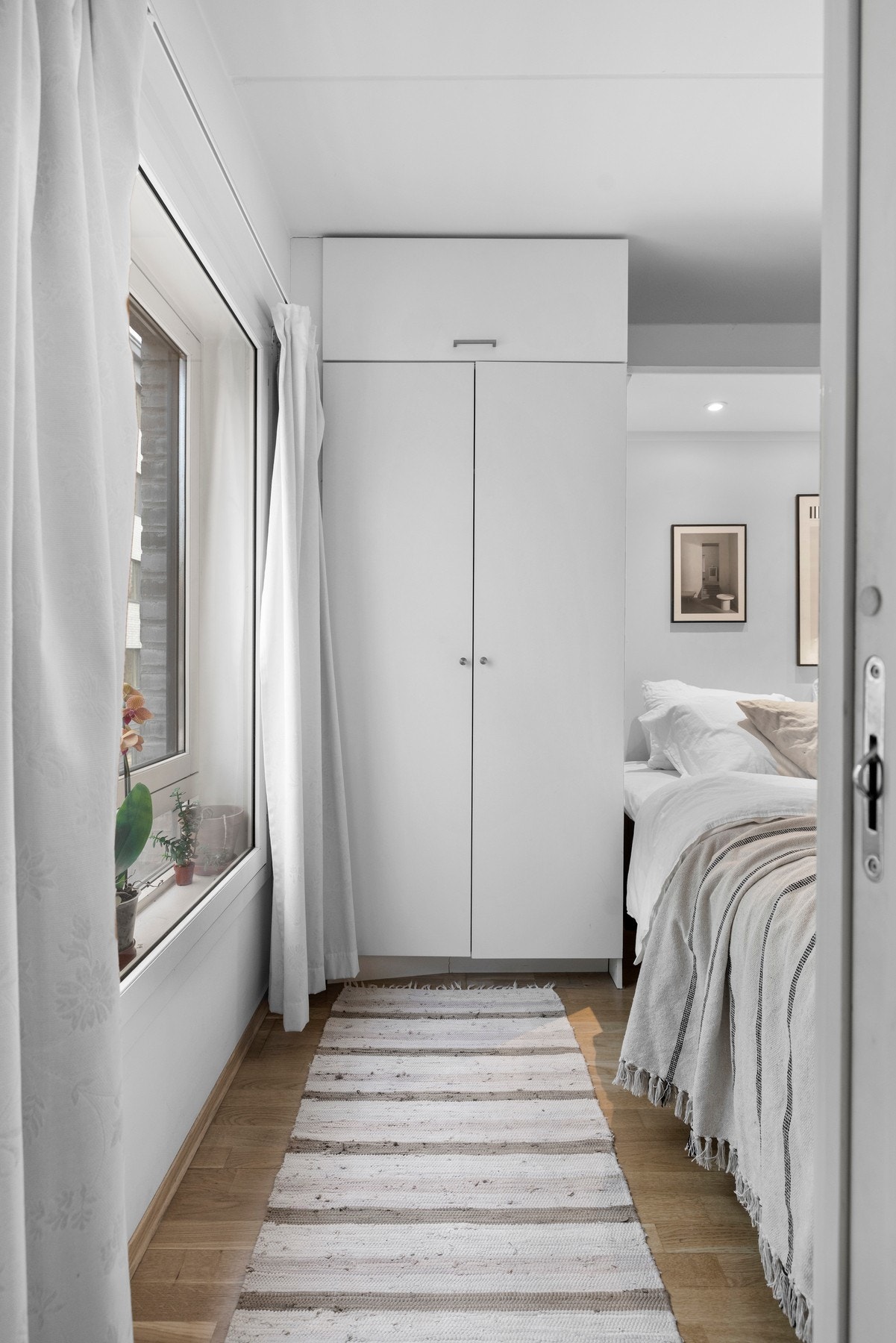 Rommet har god plass til seng og øvrig møblement, og er praktisk innredet med plassbygde garderobeskap Galleribilde