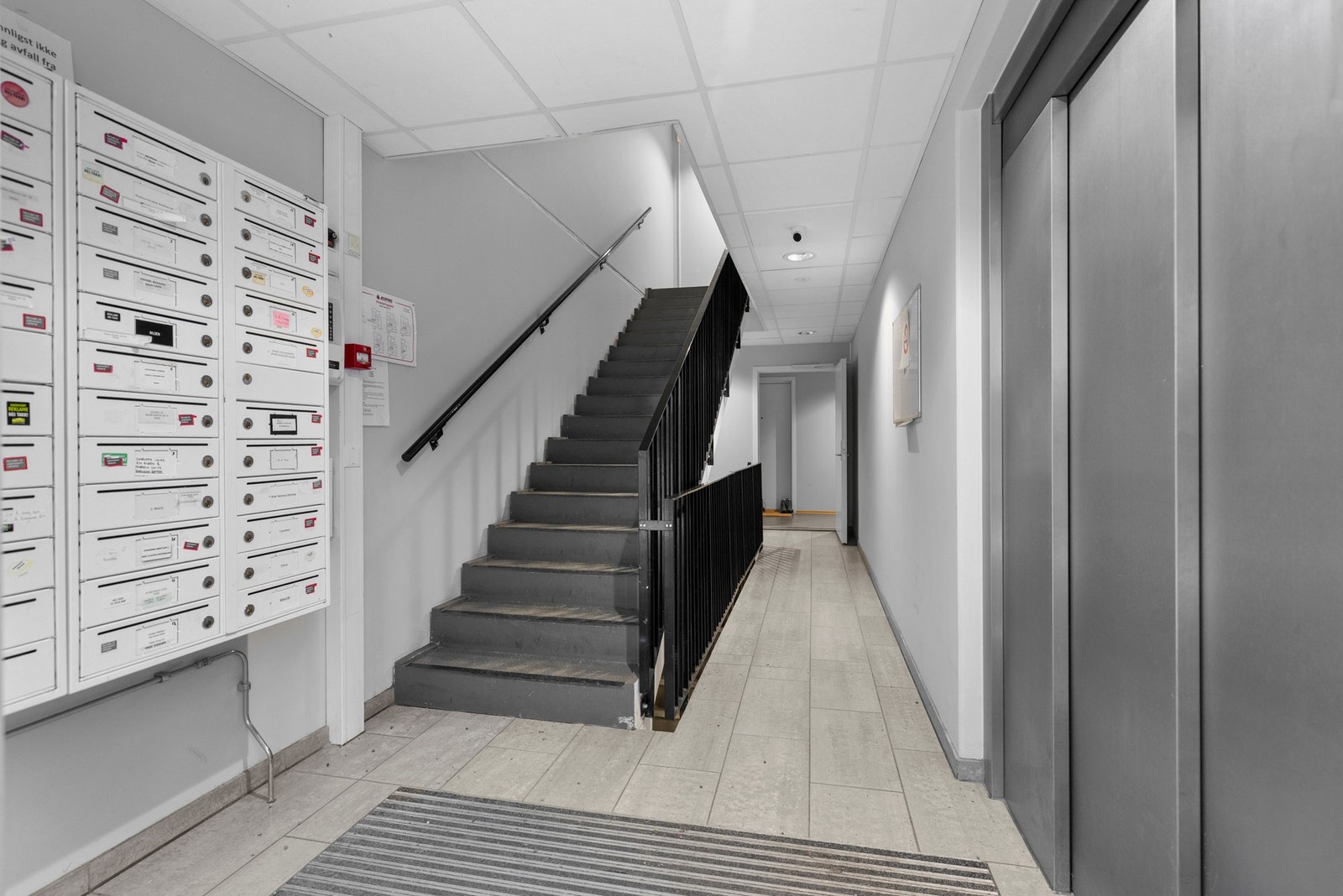 Representativ trappeoppgang med heis til etasjeplan. Galleribilde