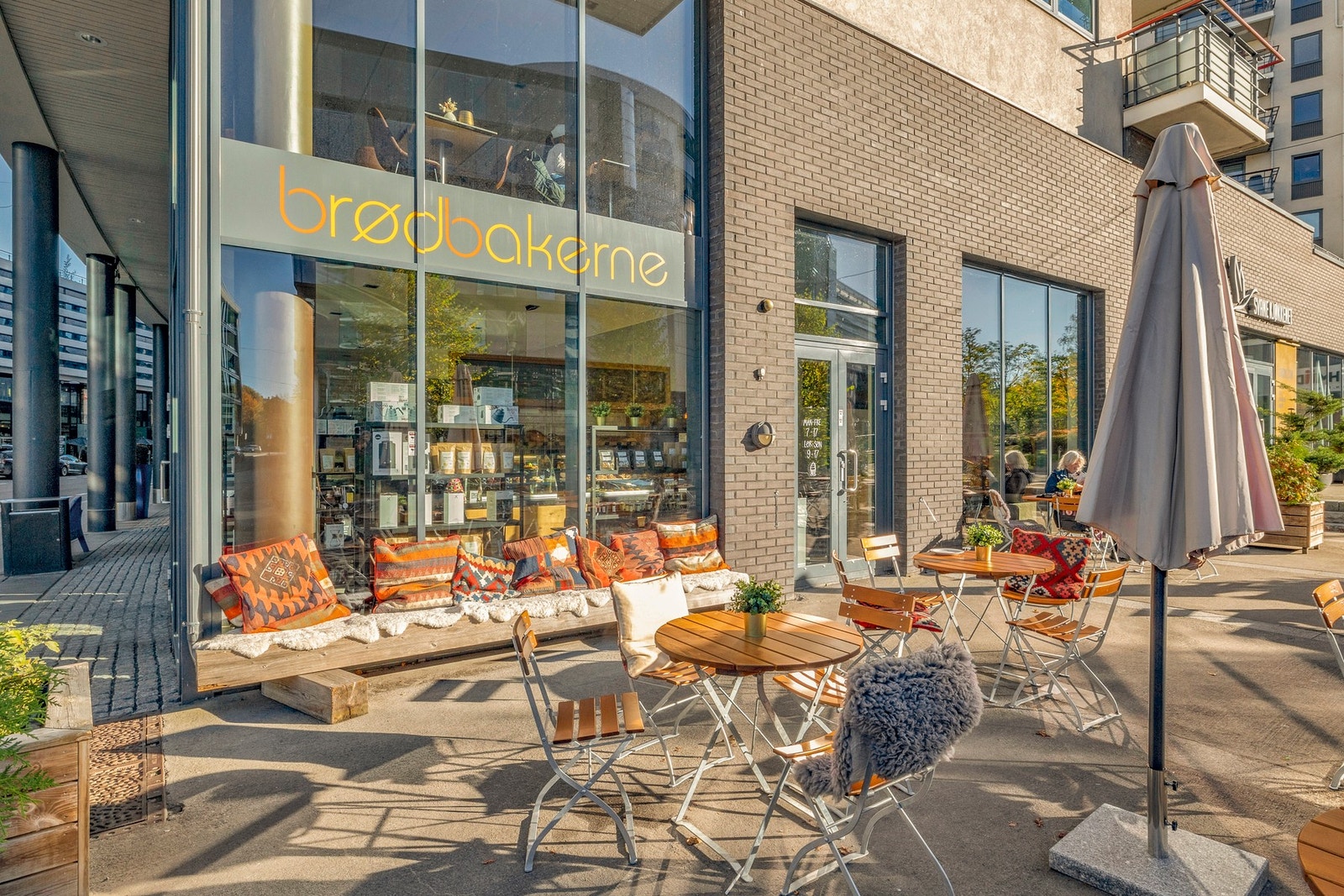 Karenslyst Allé har utviklet seg mye de siste årene med et utstrakt tilbud av butikker, caféer, restauranter. Galleribilde