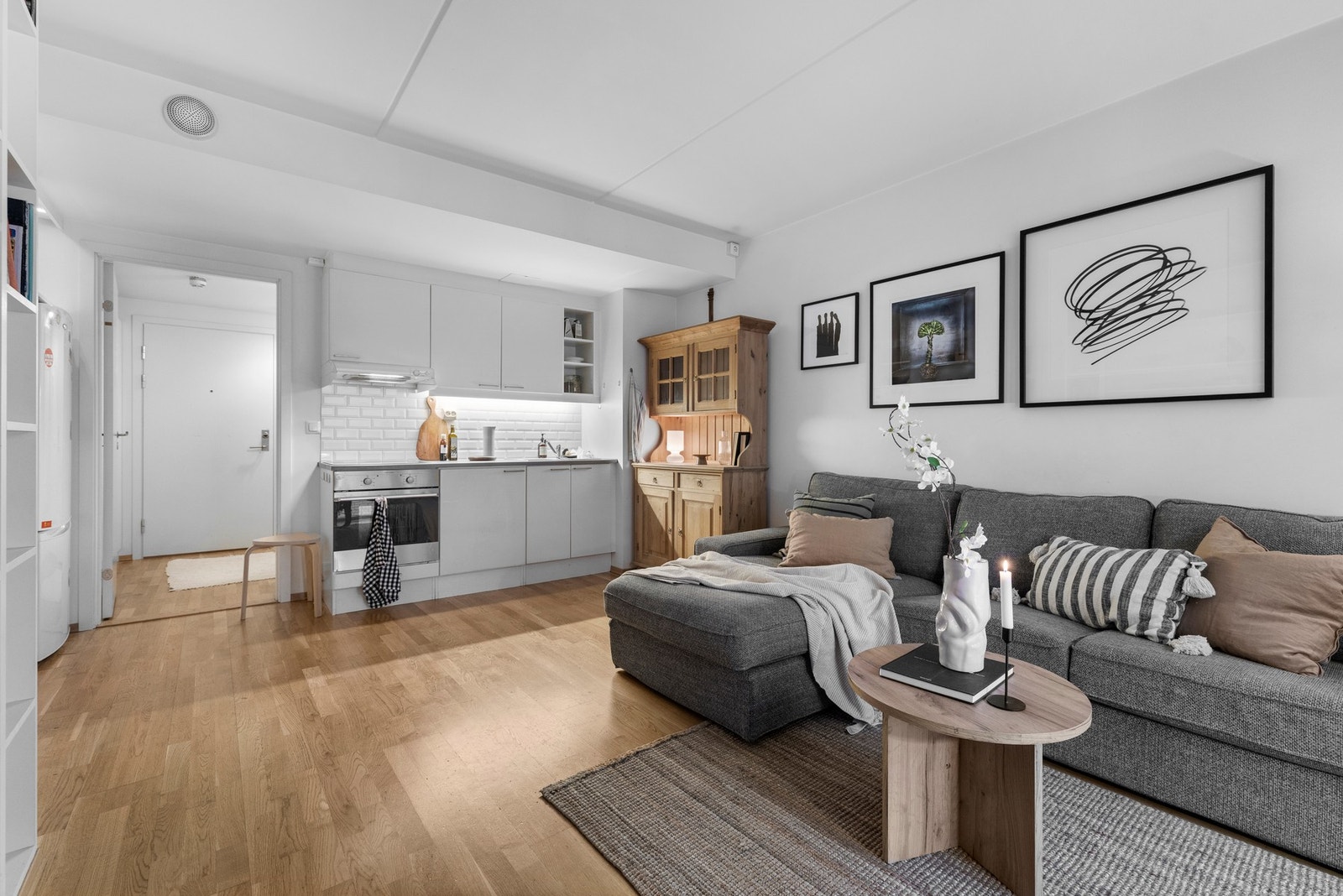 Stuen har plass til både sofagruppe og øvrig møblement. Galleribilde