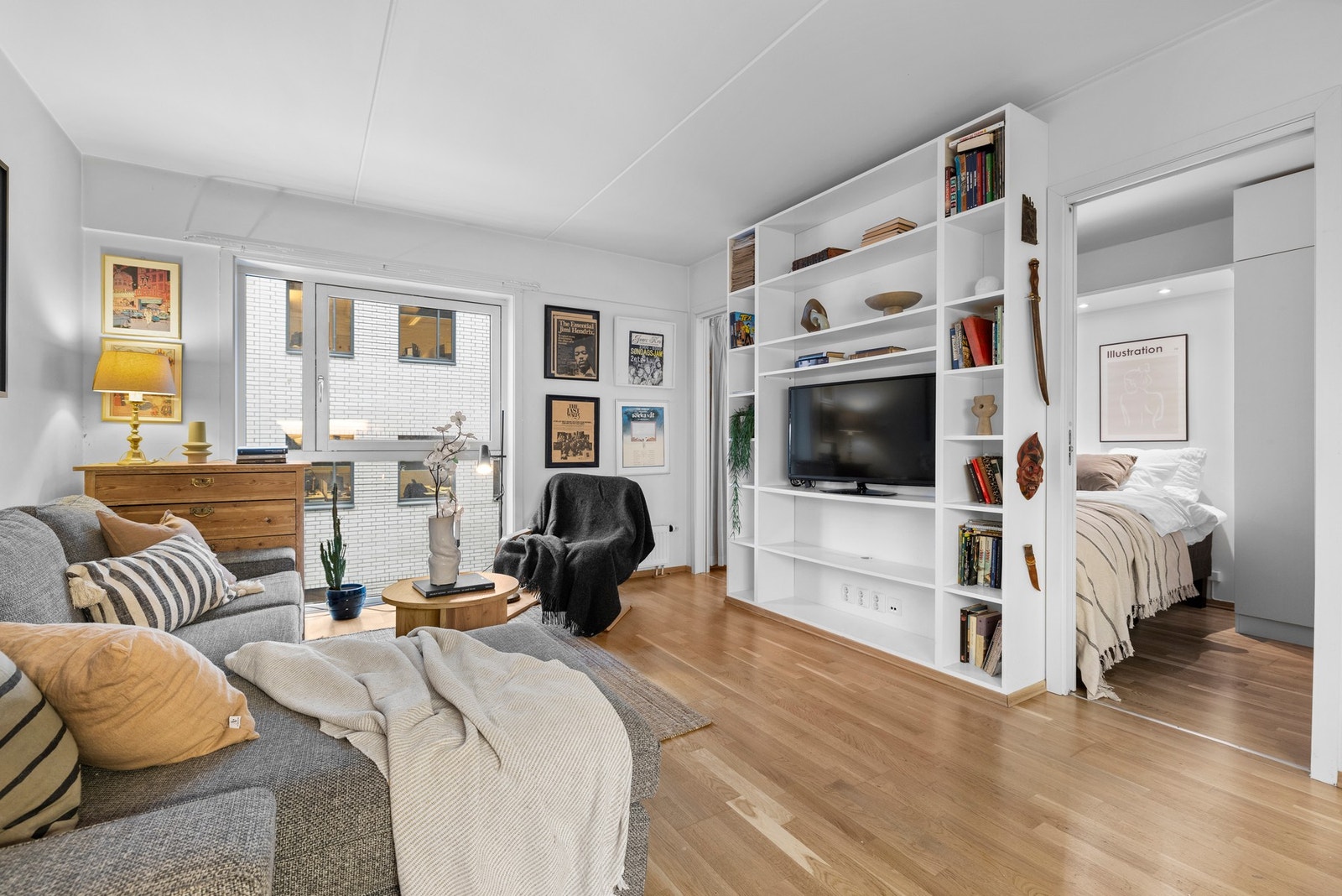 Velkommen til Nedre Skøyen vei 16, presentert av Frida Harbu Hoen v/ PrivatMegleren Park. Bildene er tatt av MarikaFoto Galleribilde