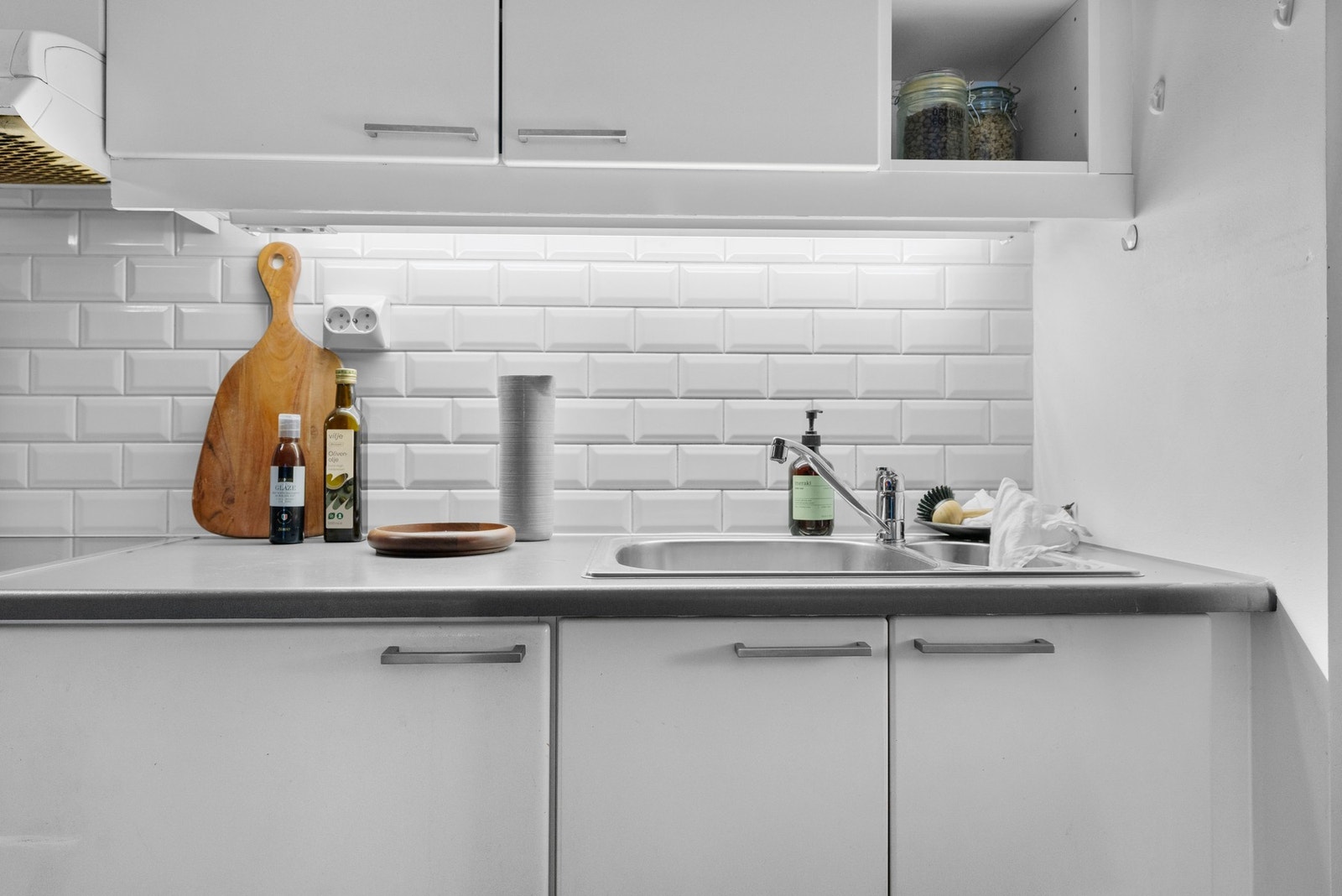 Kjøkkeninnredningen er fra IKEA (2016) og har glatte fronter kombinert med laminat benkeplate Galleribilde