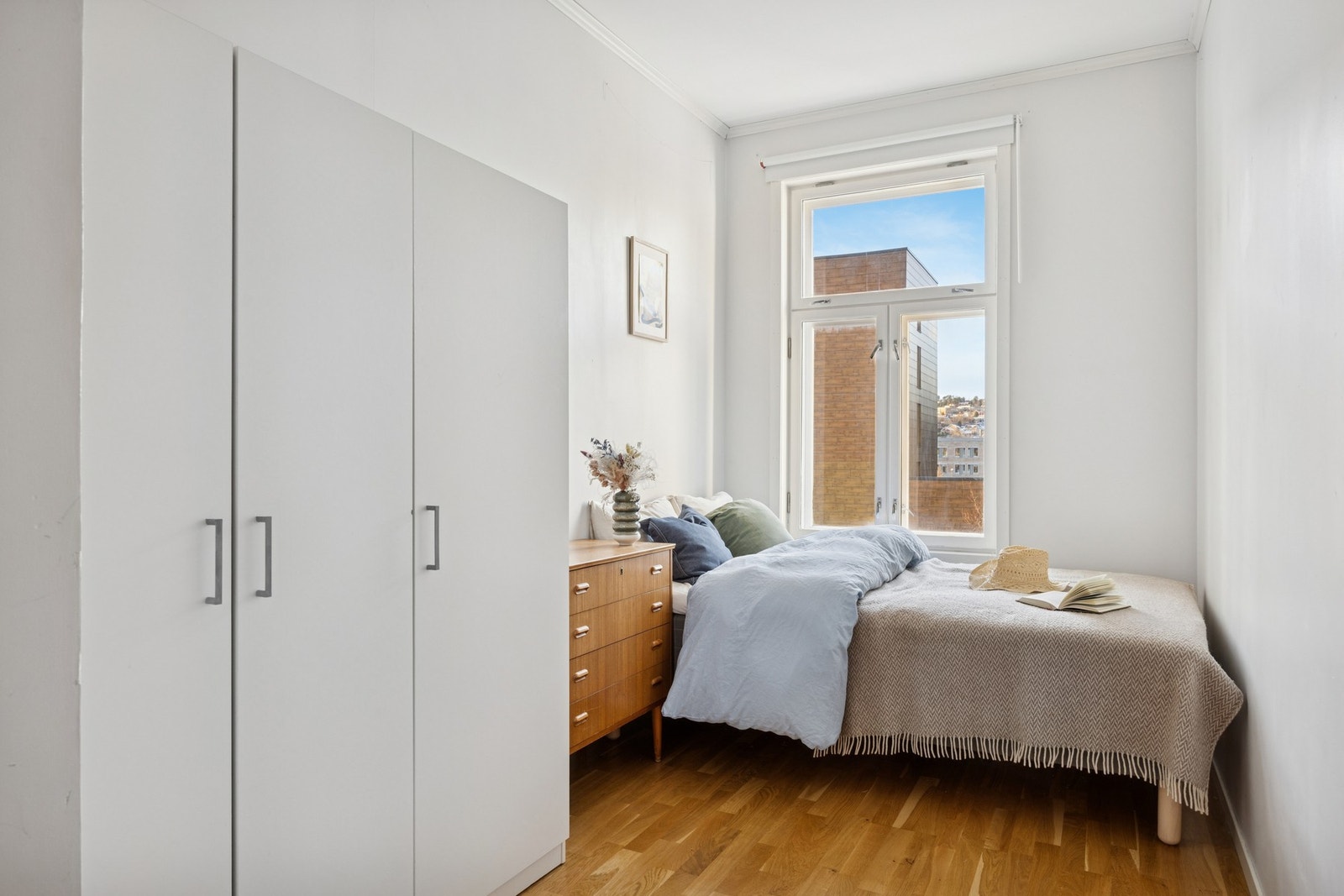 Lyst og trivelig soverom med plass til dobbeltseng og garderobeløsning. Galleribilde