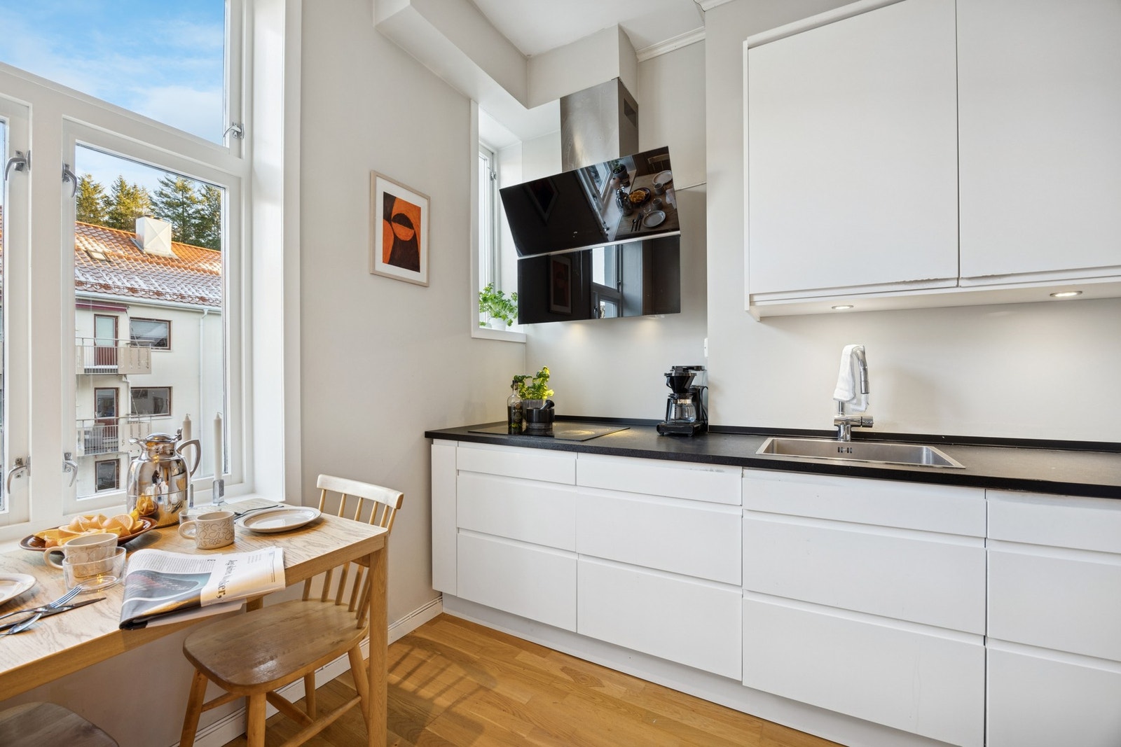 Stilrent kjøkken fra 2015 med god skap og benkeplass. Galleribilde