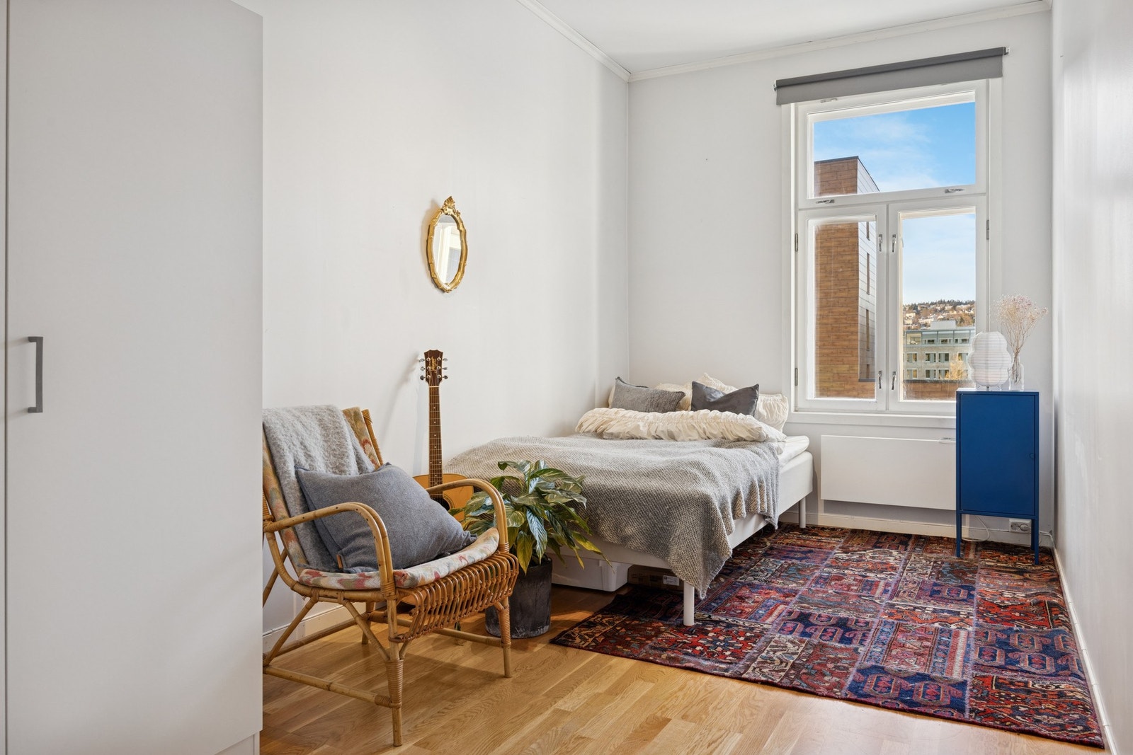 Soverom med rolig atmosfære og gode lysforhold. Rommet egner seg godt som gjesterom, barnerom eller hjemmekontor. Galleribilde