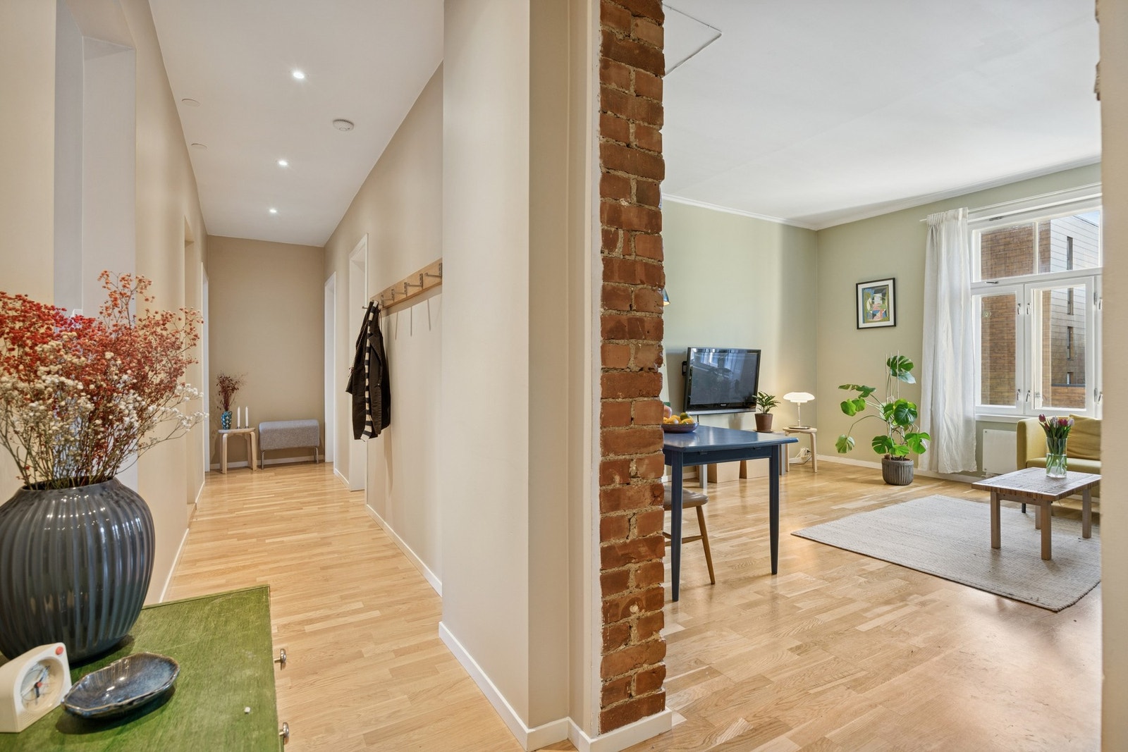 Leiligheten har klassisk preg med god takhøyde og store vindusflater. Galleribilde