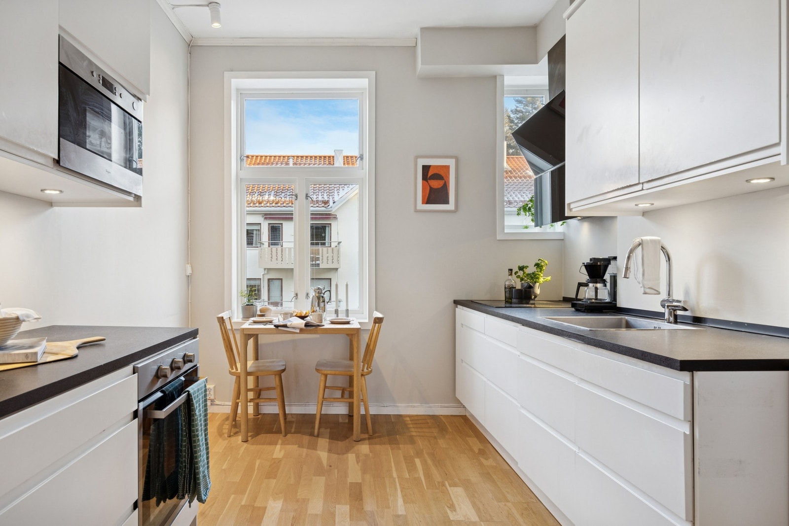 Vindu slipper inn rikelig med sollys, plass til spisebord ved vindu gir en hyggelig ramme rundt hverdagsmåltidene. Galleribilde