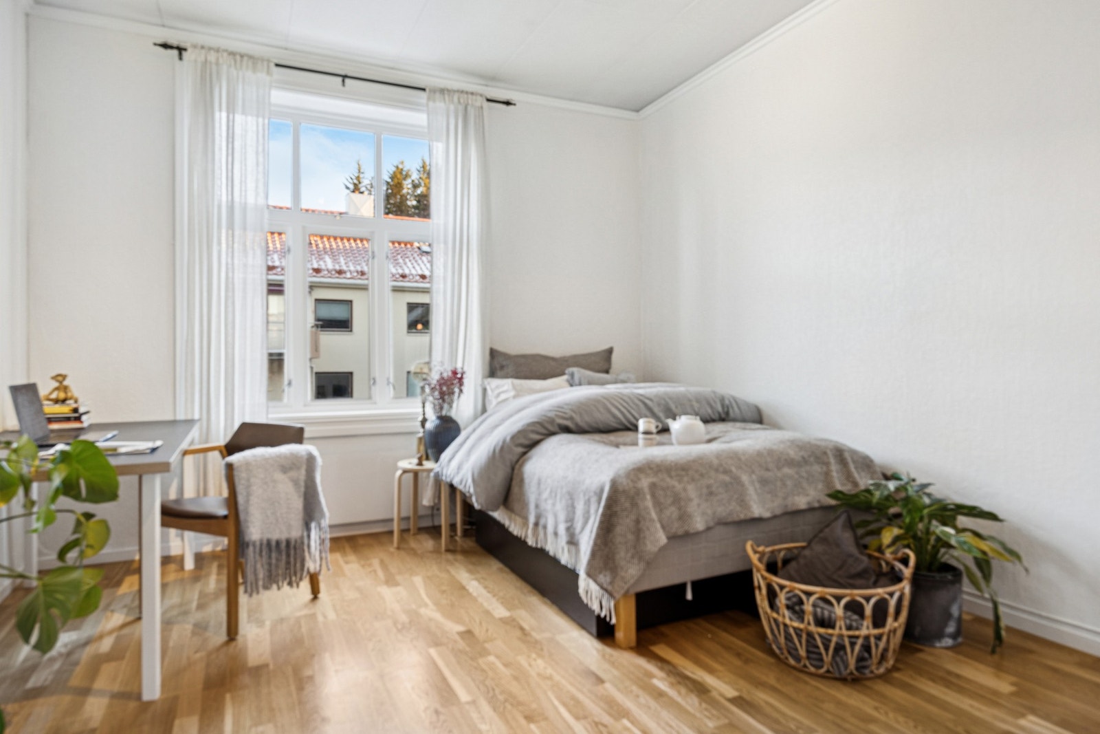 Hovedsoverom med god størrelse og rolige fargetoner. Rommet kan enkelt tilpasses ulike møbleringsbehov. Galleribilde