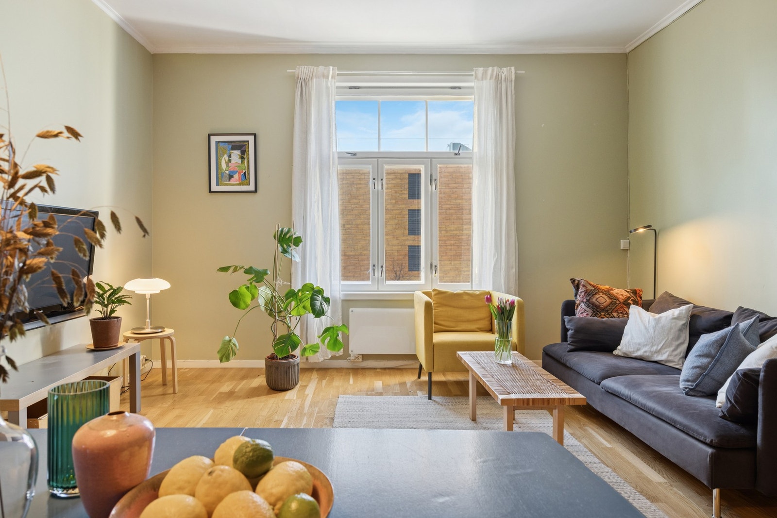 Lys og trivelig stue med store vindusflater som slipper inn rikelig med naturlig lys. Galleribilde