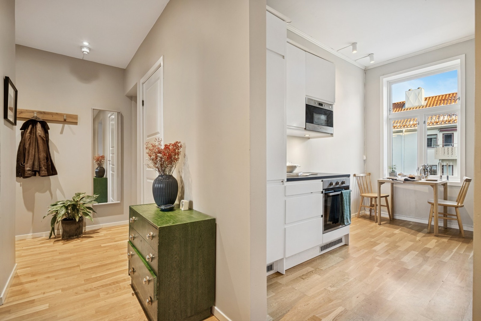 Romslig entre med god plass til å henge fra seg. Galleribilde