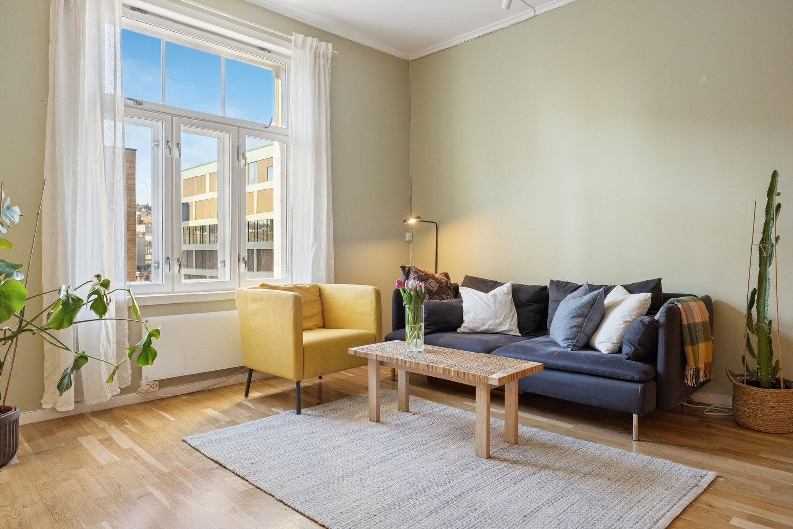 Rommet har god plass til både sofagruppe og sitteplass, og fremstår som lett å møblere. Galleribilde