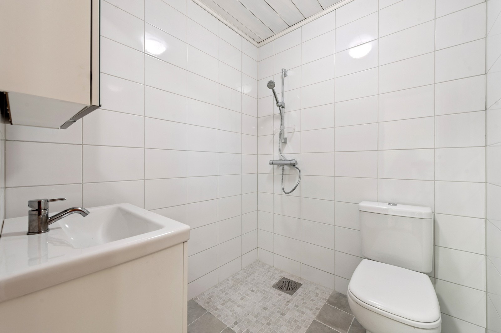 Fliaslagt baderom med servant, WC og dusjhjørne Galleribilde