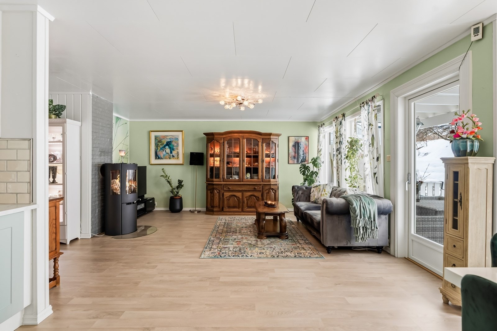 Det er plass til sofa og tv-møbel, samt spisebord ved kjøkkenet. Galleribilde