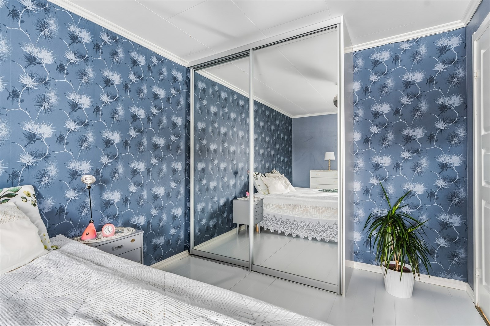 Videre er det godt med lagringsplass i en stor skyvedørsgarderobe med speilfronter. Galleribilde