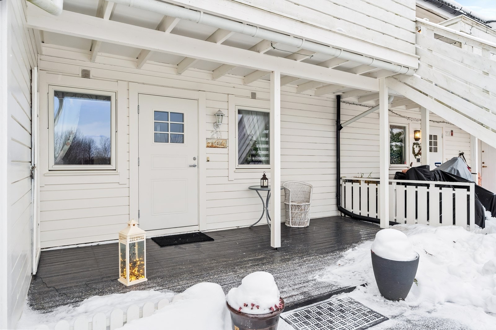 Boligen har et hyggelig inngangsparti, med en overbygget adkomstterrasse på 15 m². Galleribilde