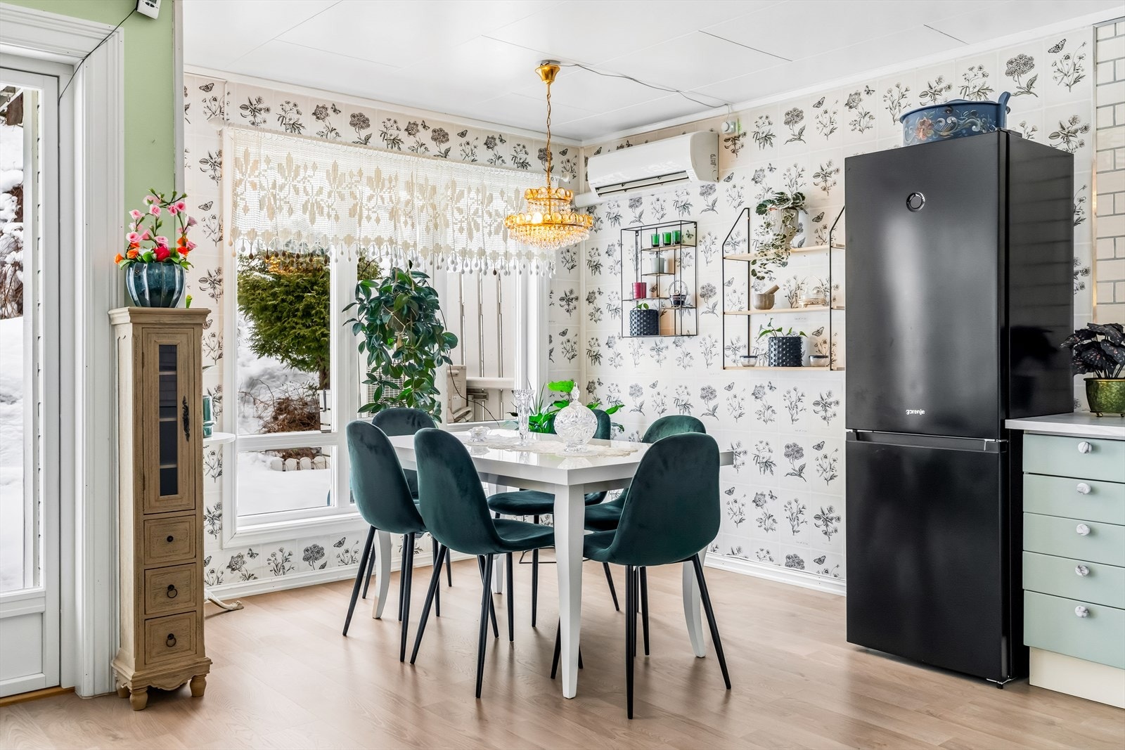 Det er plass til spisebord ved vinduene. Galleribilde