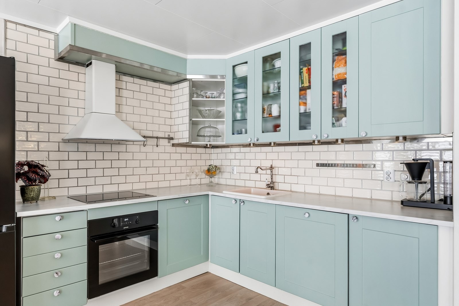 Det er kjøkkenventilator med kullfilter over induksjonstoppen. Galleribilde