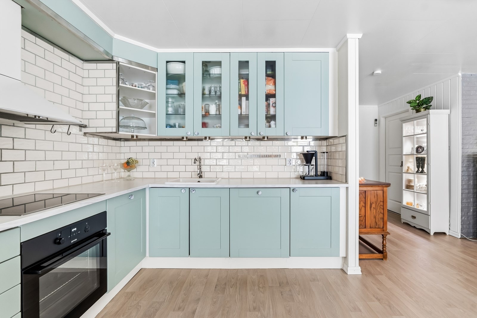 På veggen over benkeplaten er det satt opp tidløse fliser. Galleribilde