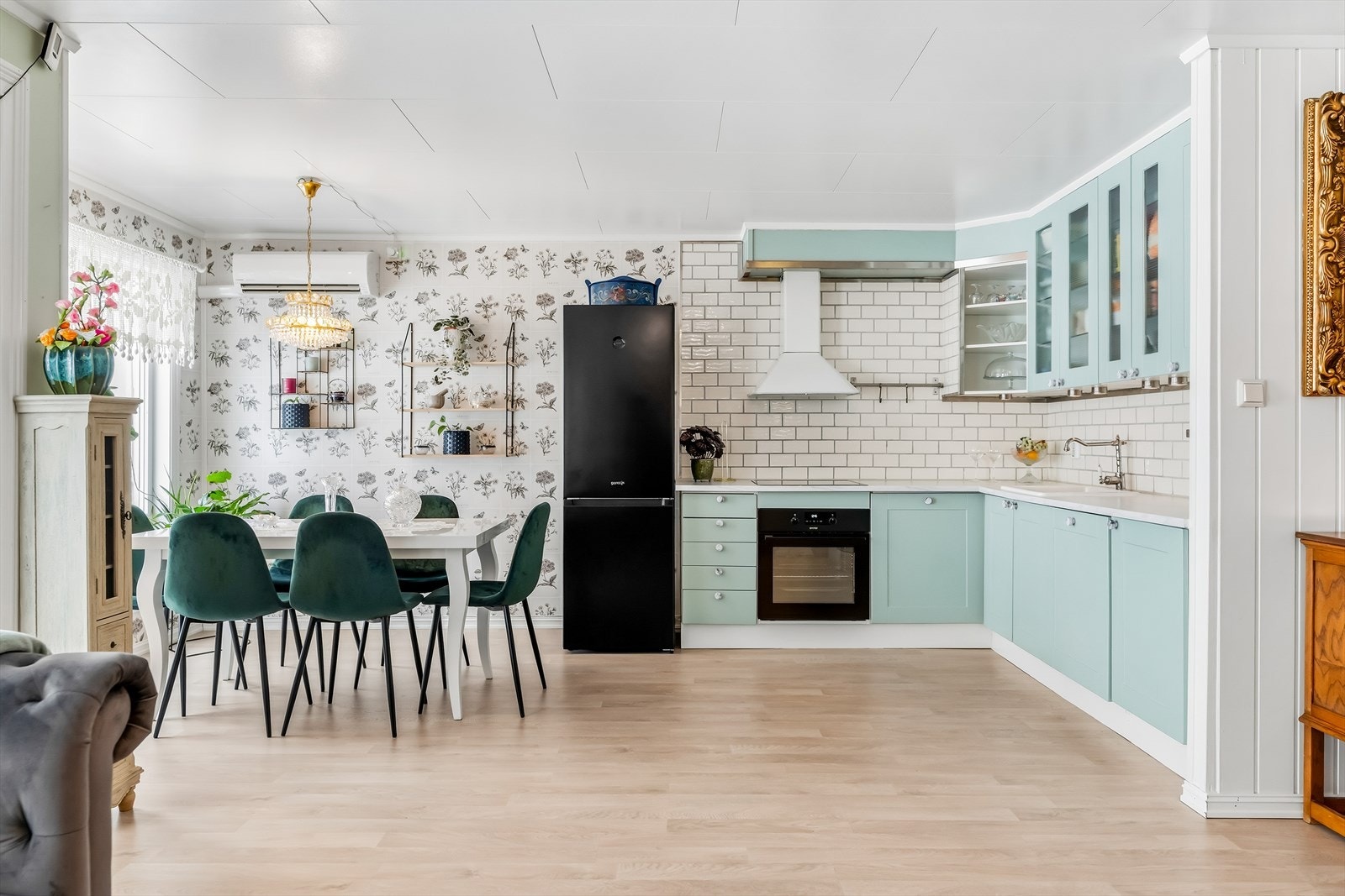 Kjøkkenet er i åpen løsning mot stuen, og byr på mye benk- og skapplass. Galleribilde