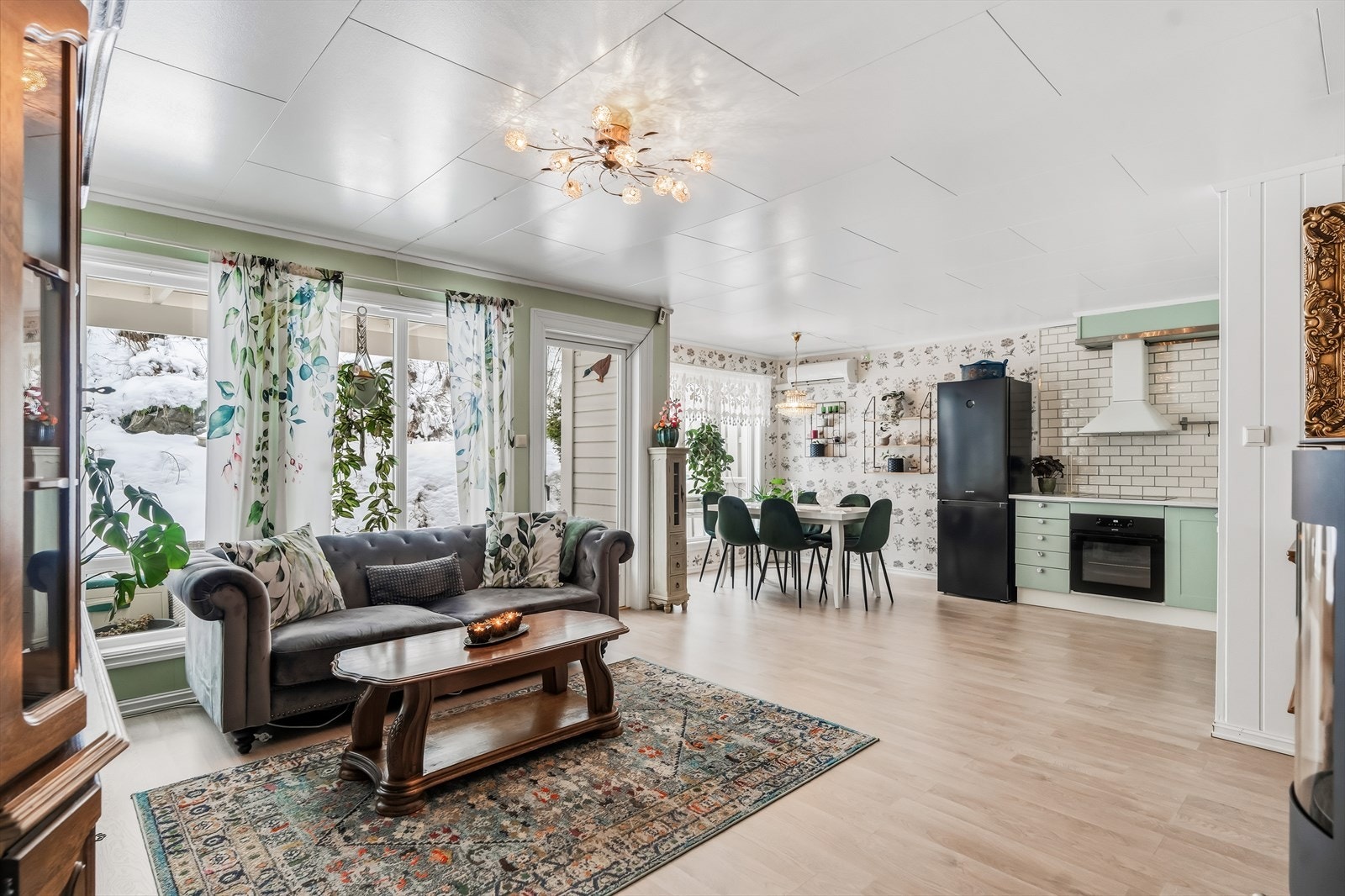 Leiligheten har en god planløsning bestående av entré, stue med åpen kjøkkenløsning, bad og to soverom. Galleribilde