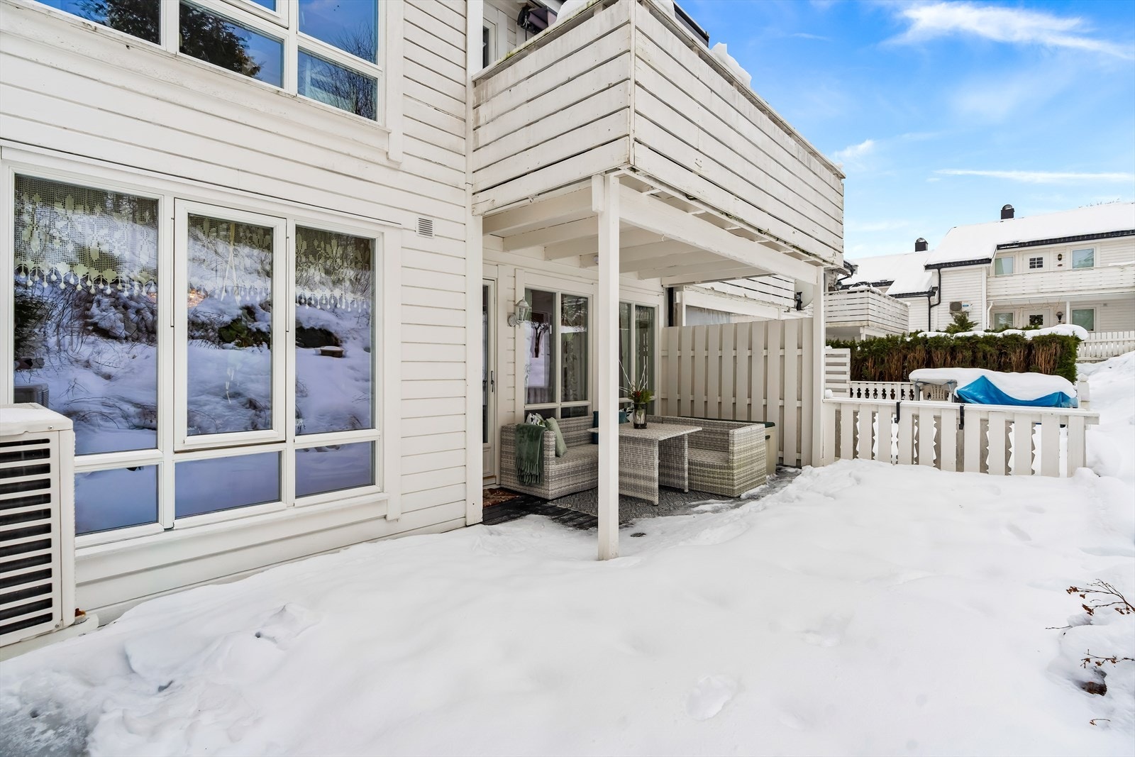 Fra terrassen er det videre utgang til hageflekk. Galleribilde