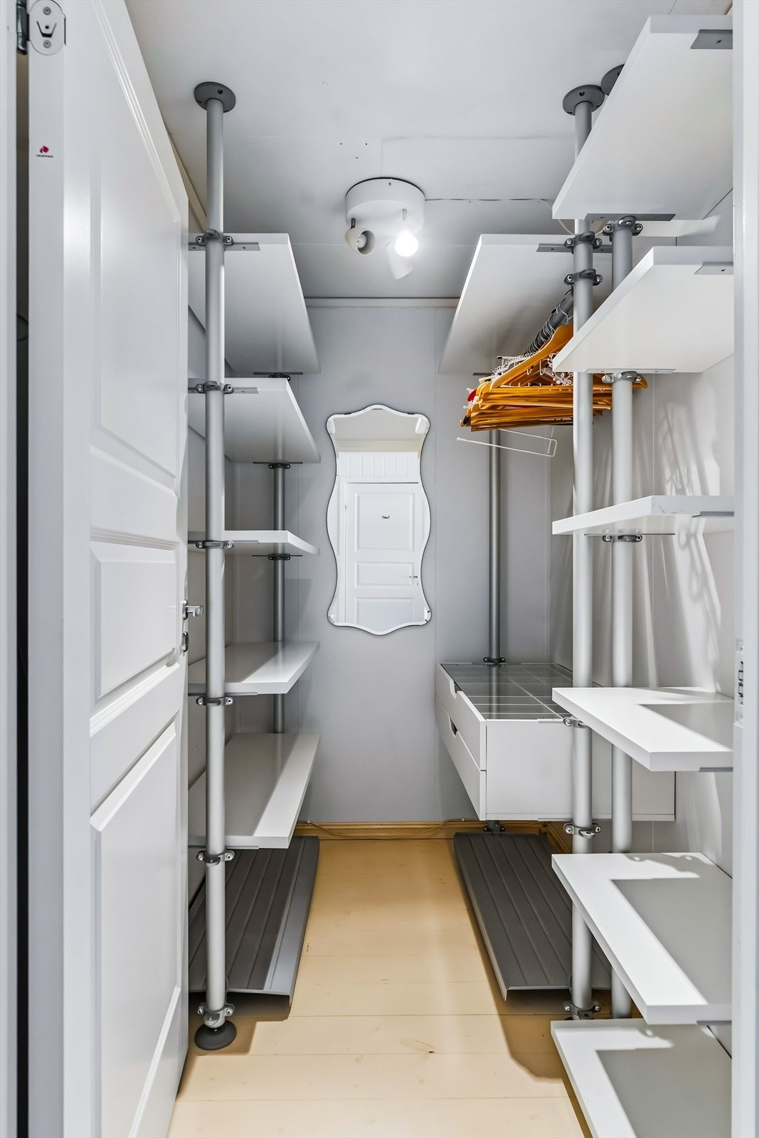 Fra gangen er det inngang til en praktisk bod, med mye ekstra lagringsplass. Galleribilde