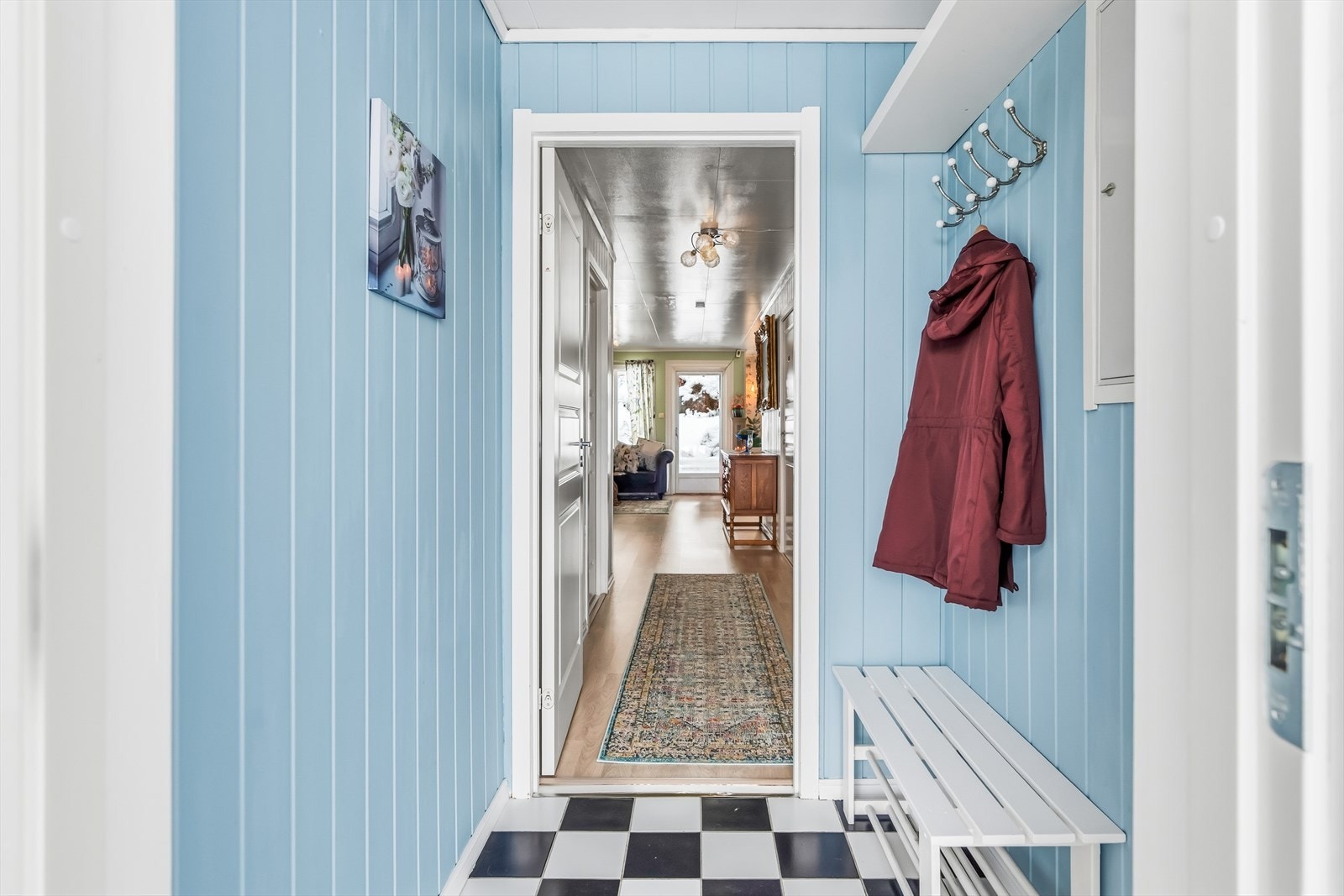 Vel inne i entréen er det plass til å henge fra seg yttertøy. Galleribilde