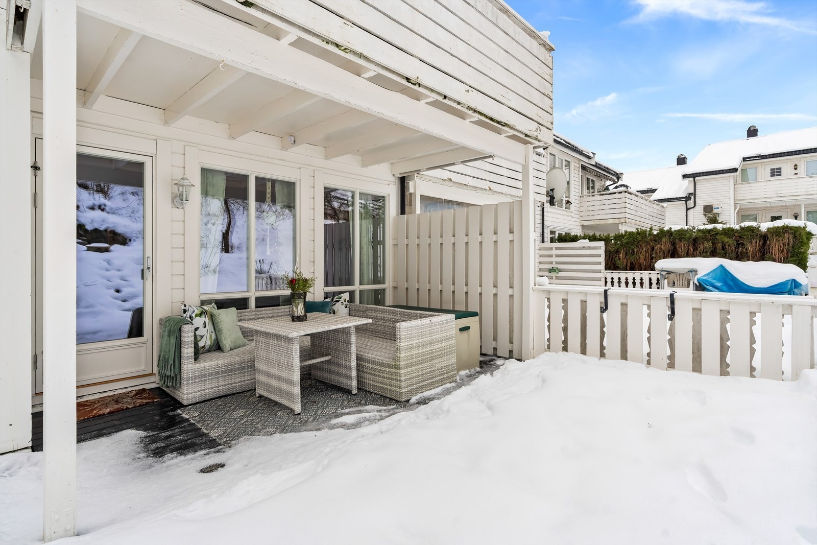 Fra stuen er det utgang til en terrasse i treverk med levegger. Galleribilde