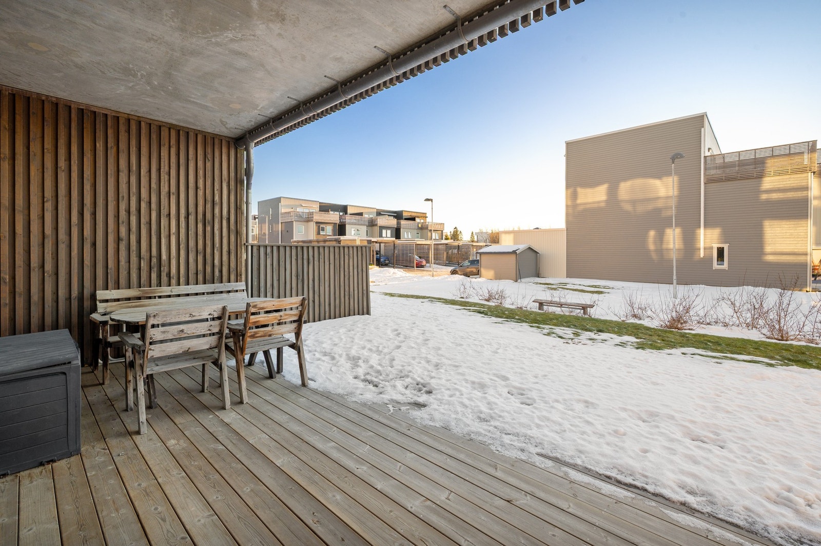 Sørvendt terrasse med gode solforhold og lite innsyn. Galleribilde